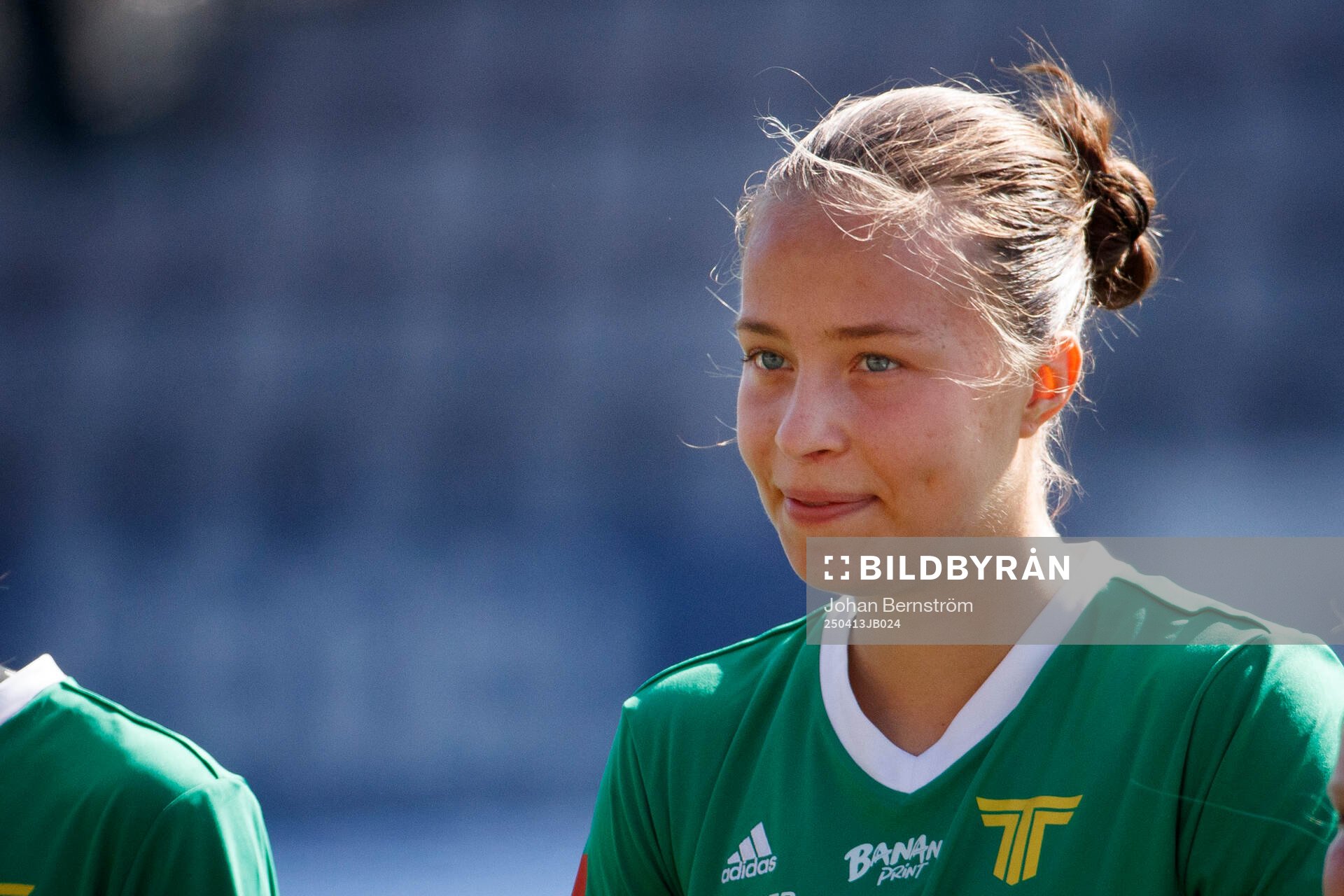 Team TGs Klara Nyberg under fotbollsmatchen i Elitettan mellan Örebro SK och Team TG den 13 april 2025 i Örebro. 