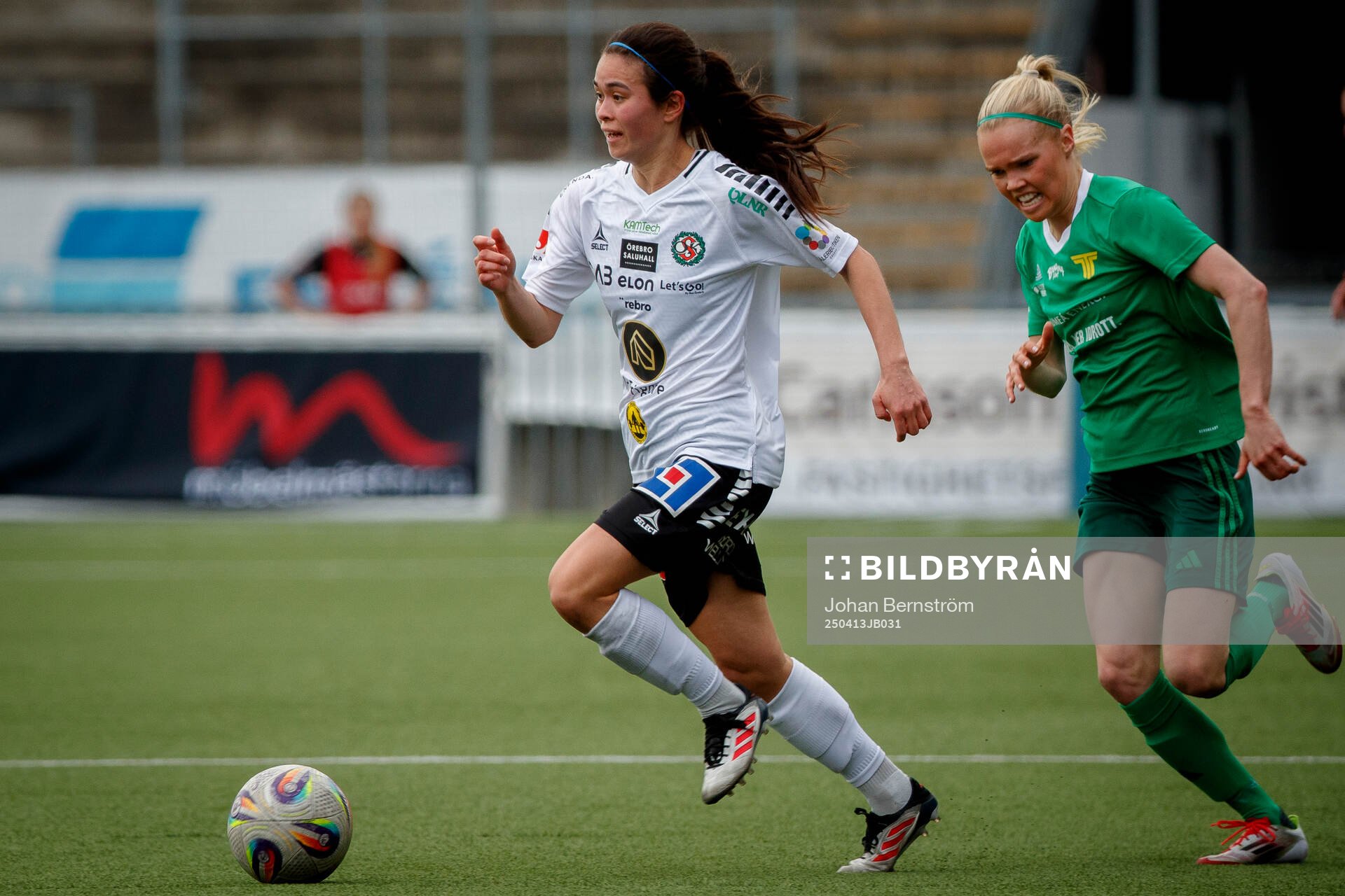 Örebro SKs Agnes Hedman och Team TGs Johanna Wikström under fotbollsmatchen i Elitettan mellan Örebro SK och Team TG den 13 april 2025 i Örebro. 