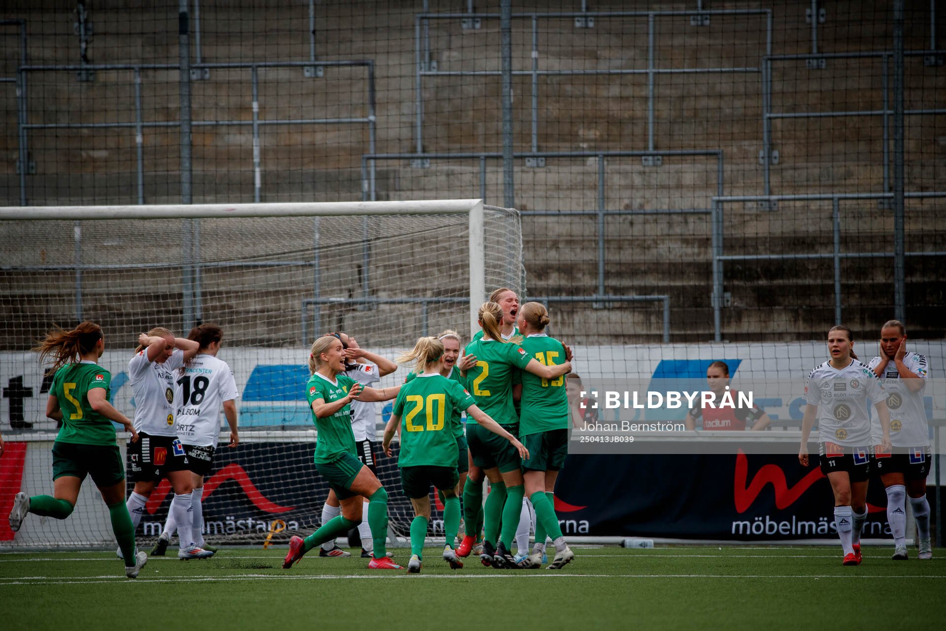 Team TGs Emma Widesjö för 2-2 och jublar