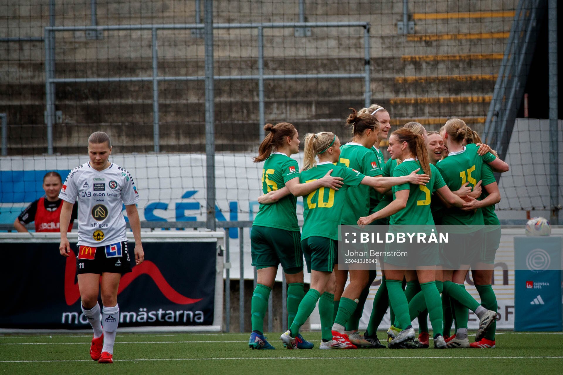 Team TGs Emma Widesjö för 2-2 och jublar och Örebro SKs