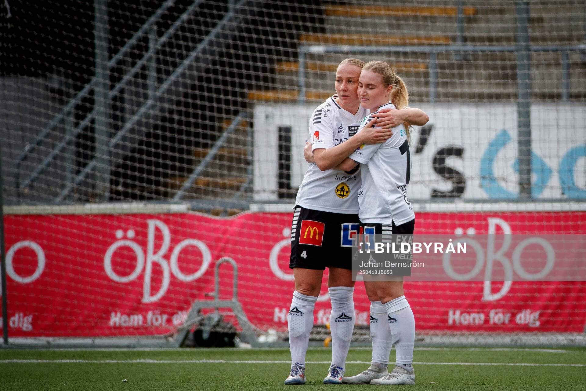 Örebro SKs Alva Hed och Nora Törngren deppar