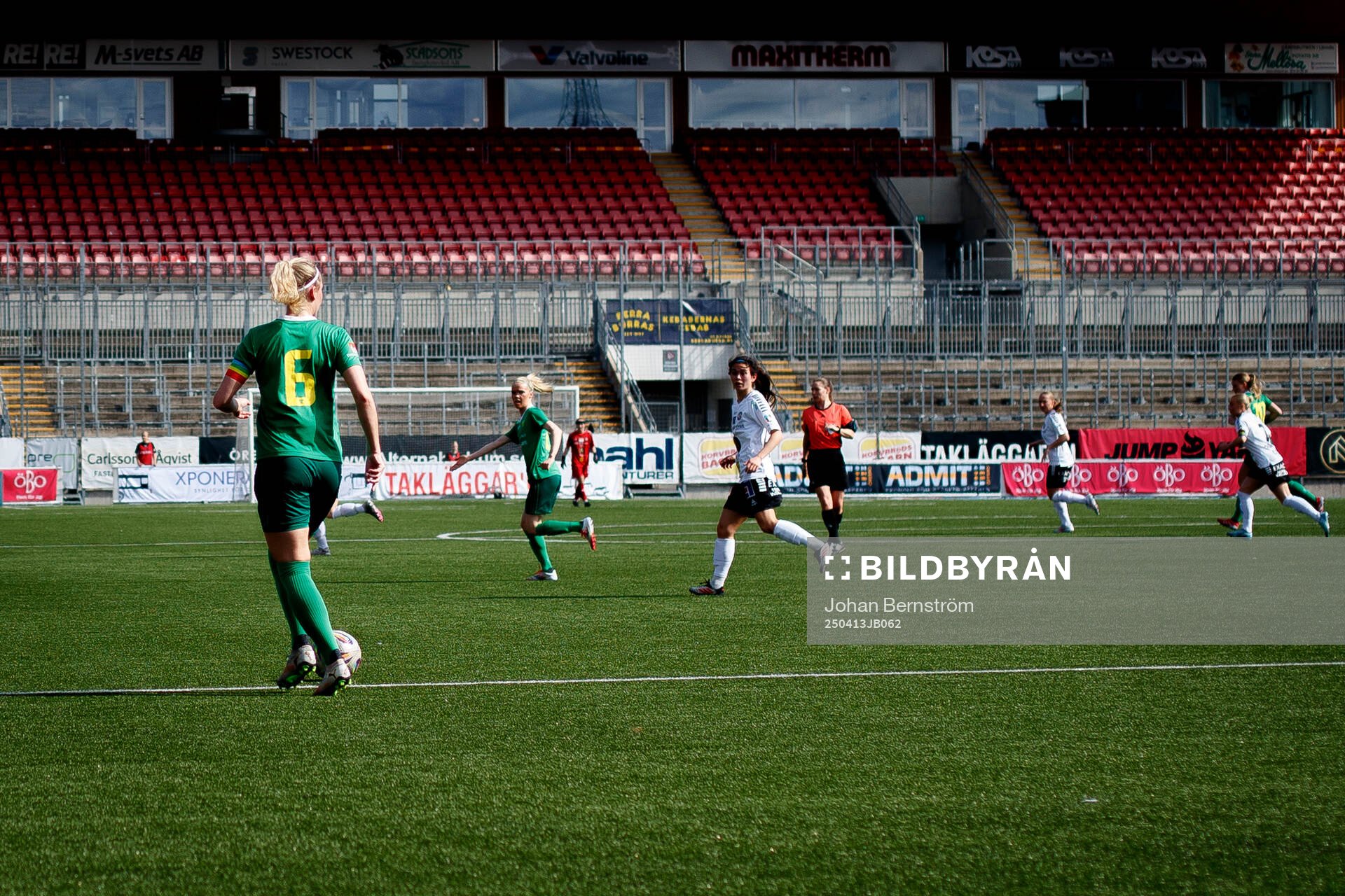 Team TGs Linnea Lindström med bollen under fotbollsmatchen i Elitettan mellan Örebro SK och Team TG den 13 april 2025 i Örebro. 