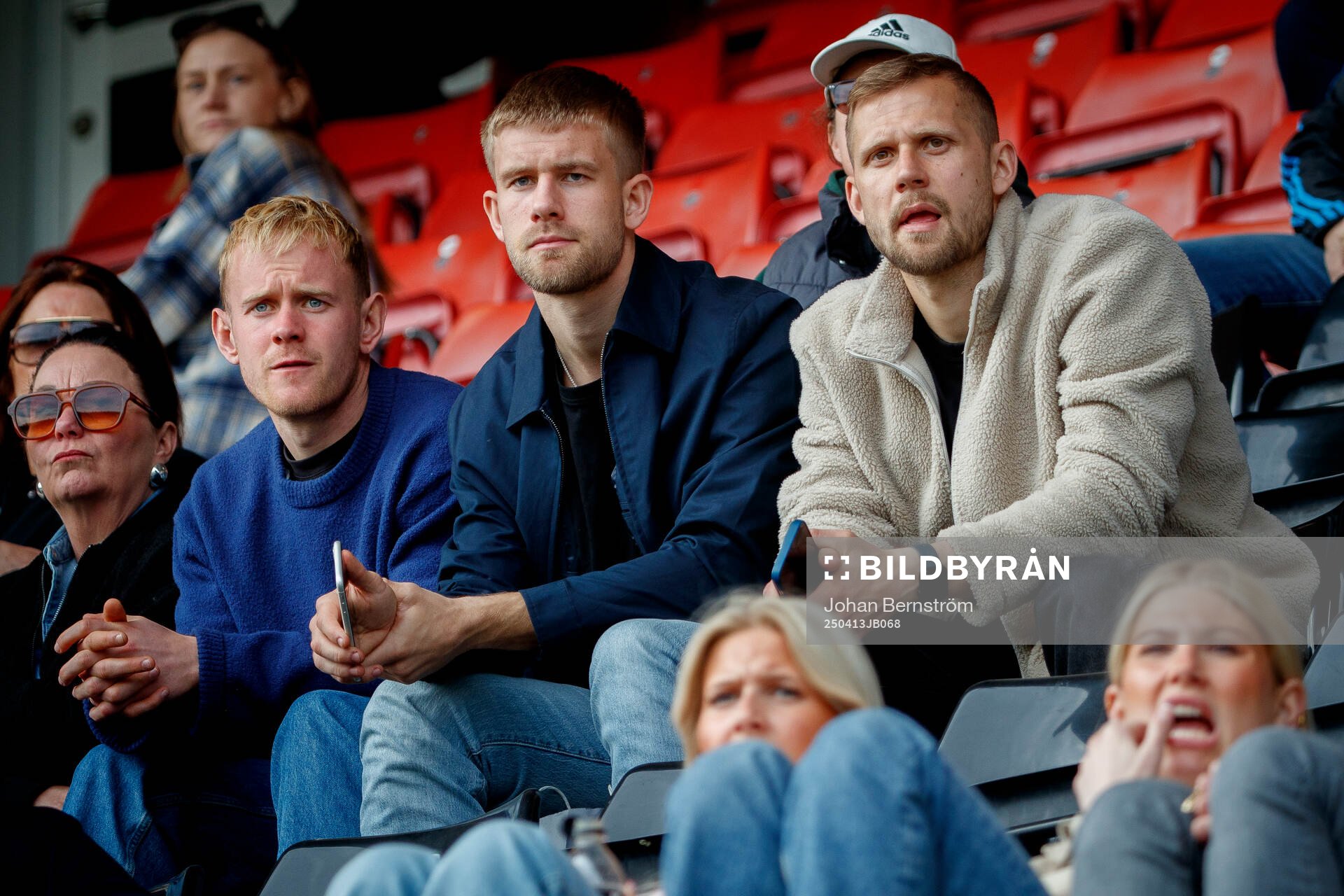 Örebro SKs målvakt Malte Påhlsson med lagkompisar på