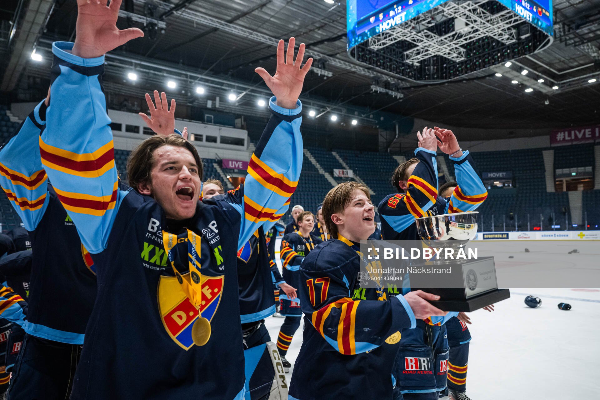Djurgårdens Bobo Tyche och Viktor Hedlund jublar med