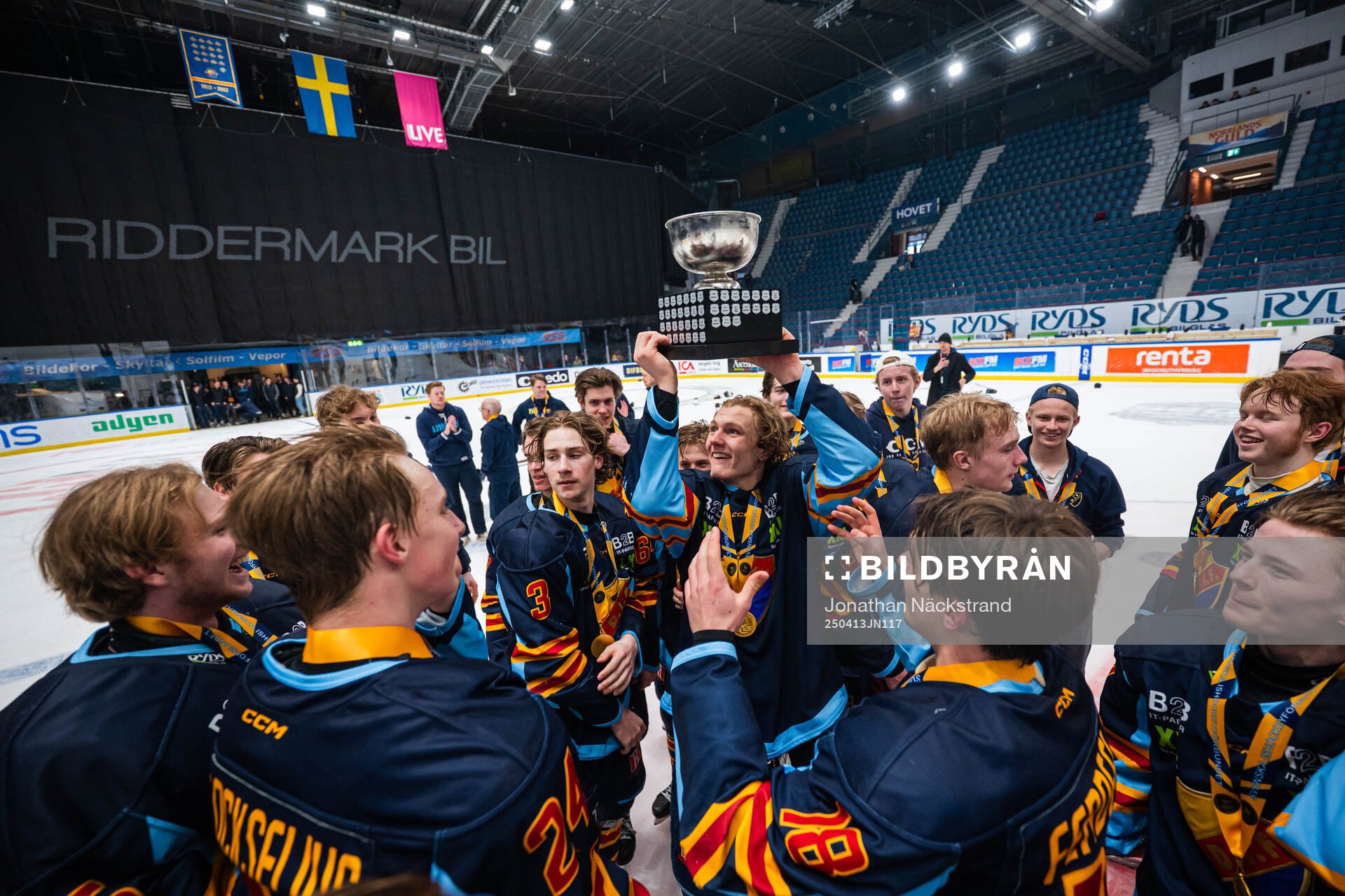 Djurgårdens Eric Nilson jublar med pokalen