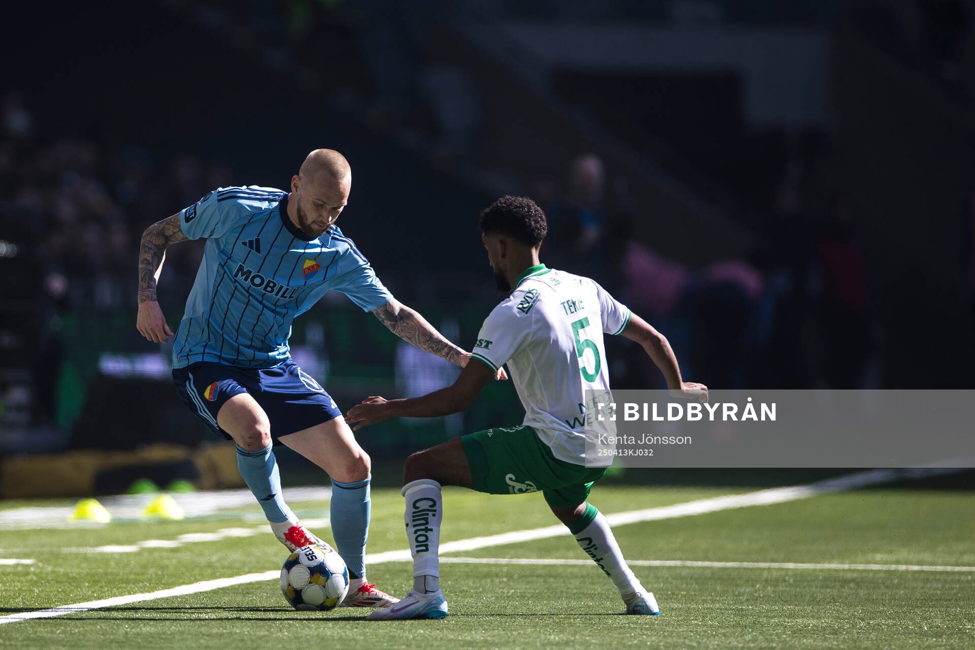 Djurgårdens Adam Ståhl och Hammarbys Tesfaldet Tekie