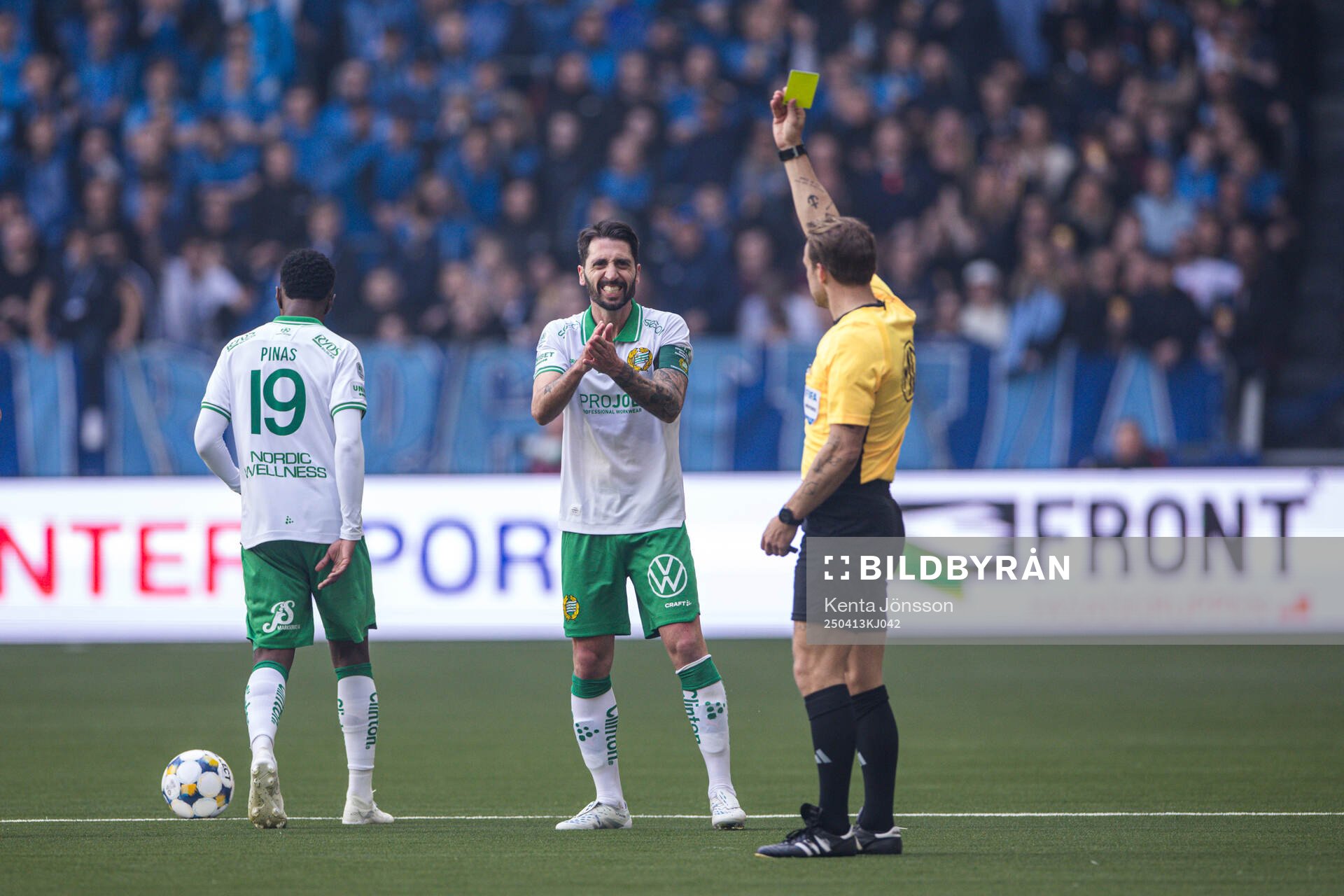 Hammarbys Nahir Besara reagerar på domare Kristoffer
