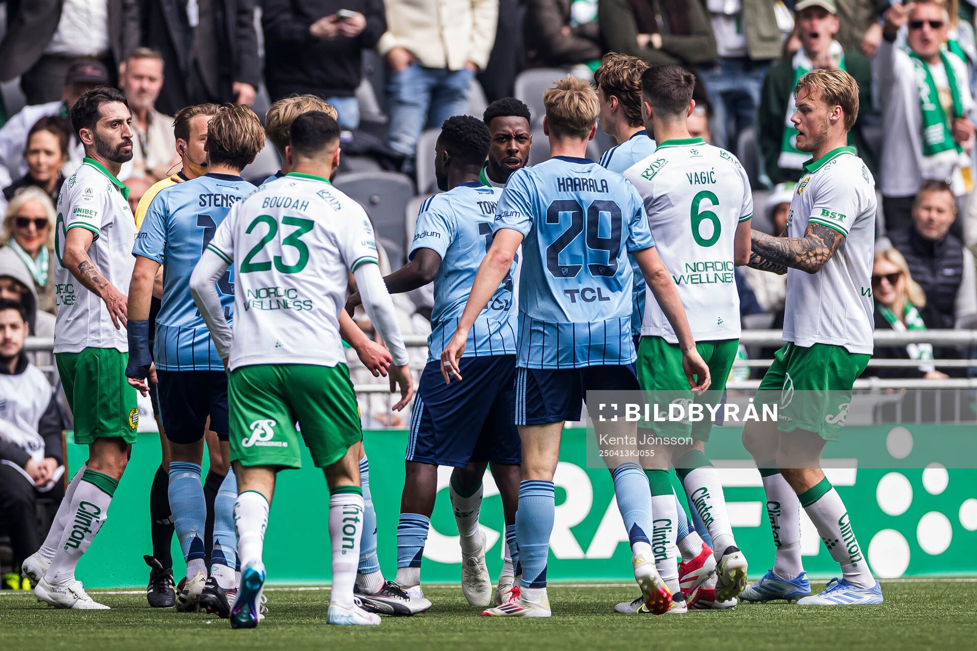 Djurgårdens Santeri Haarala i en situation med Hammarbys
