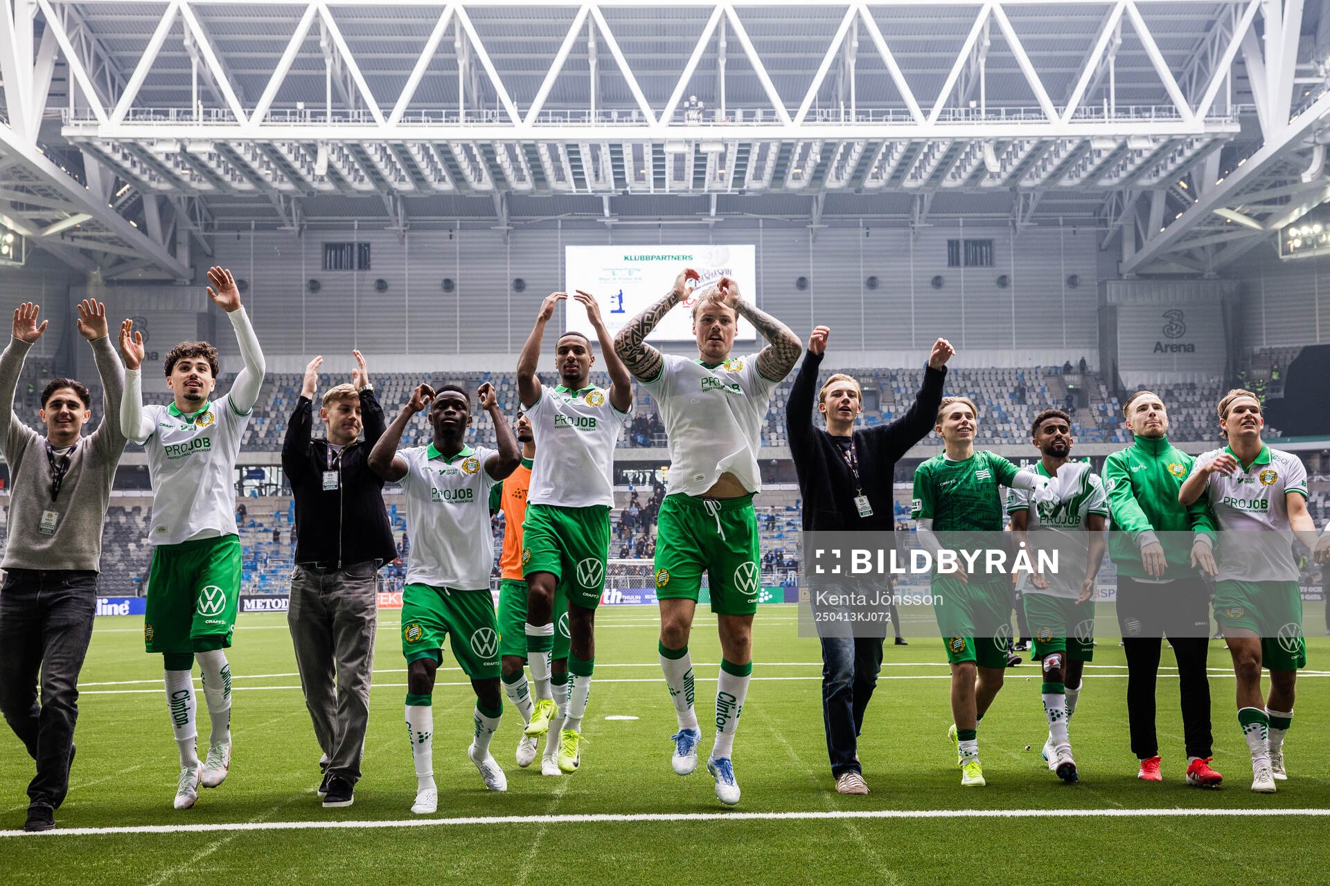 Hammarbys spelare jublar efter  fotbollsmatchen i Allsvenskan mellan Hammarby och Djurgården den 13 april 2025 i Stockholm. 