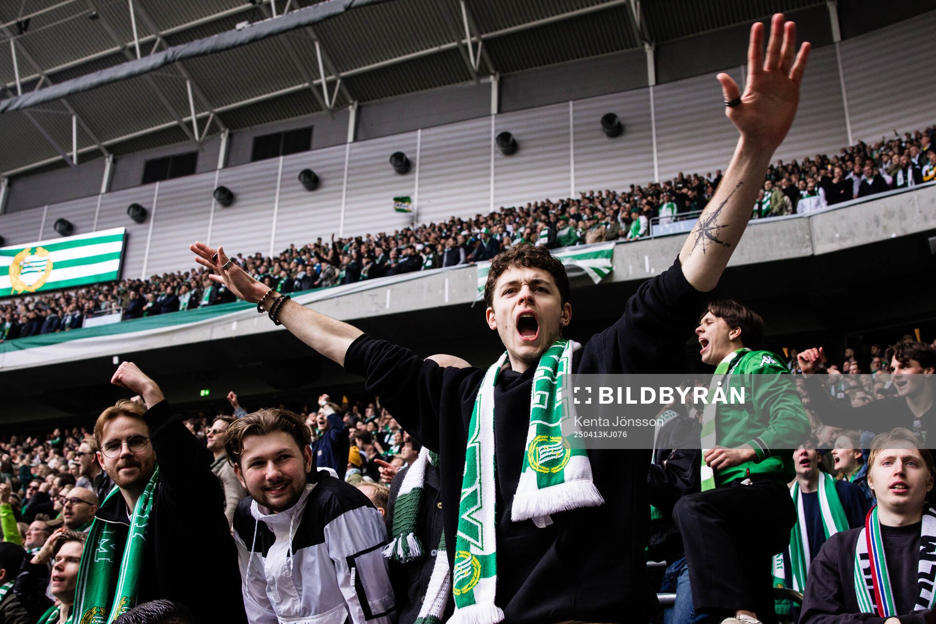 Hammarbys supportrar jublar