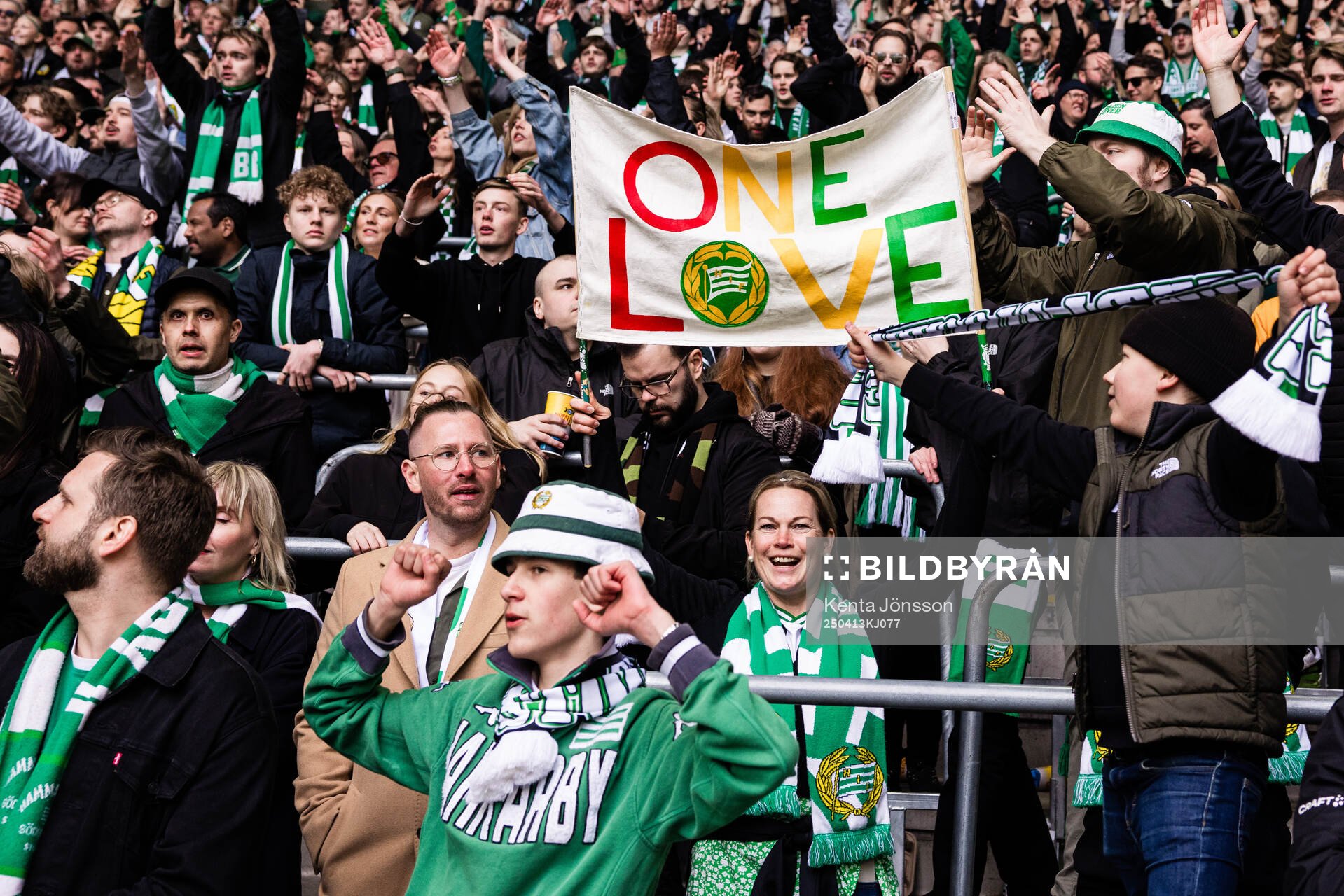 Hammarbys supportrar jublar