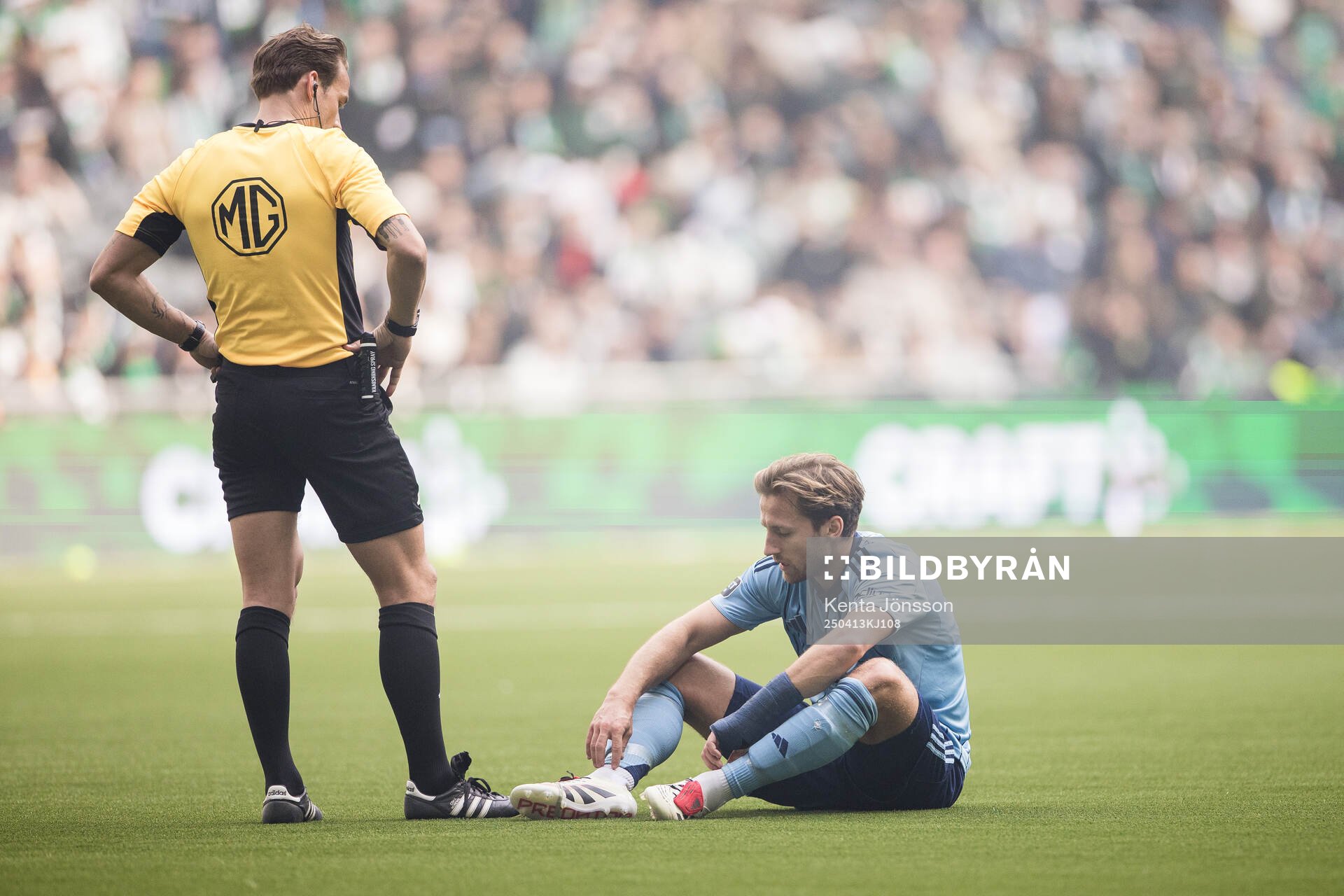Djurgårdens Daniel Stensson har ont under fotbollsmatchen i Allsvenskan mellan Hammarby och Djurgården den 13 april 2025 i Stockholm. 