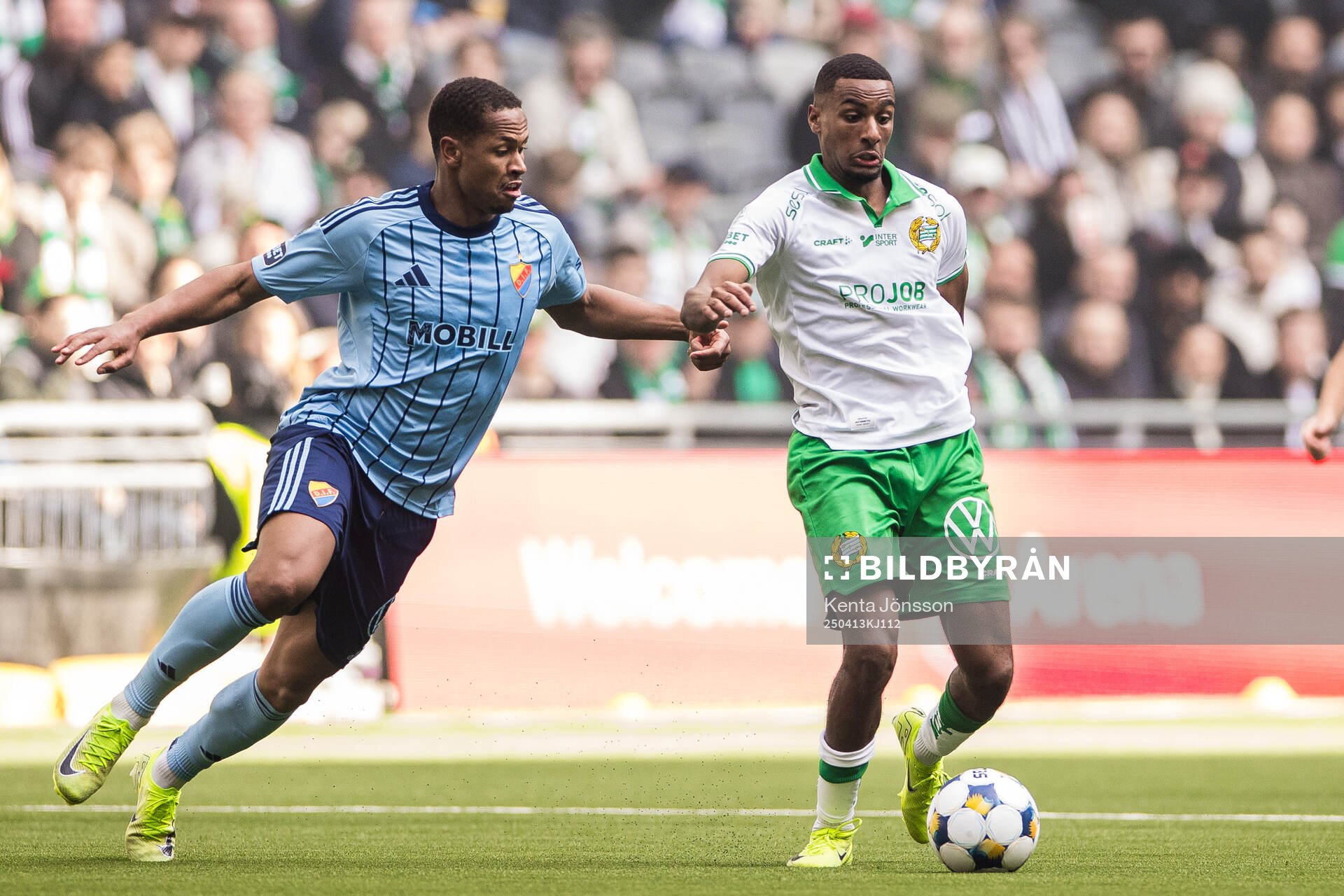 Djurgårdens Zakaria Sawo och Hammarbys Paulos Abraham under fotbollsmatchen i Allsvenskan mellan Hammarby och Djurgården den 13 april 2025 i Stockholm.