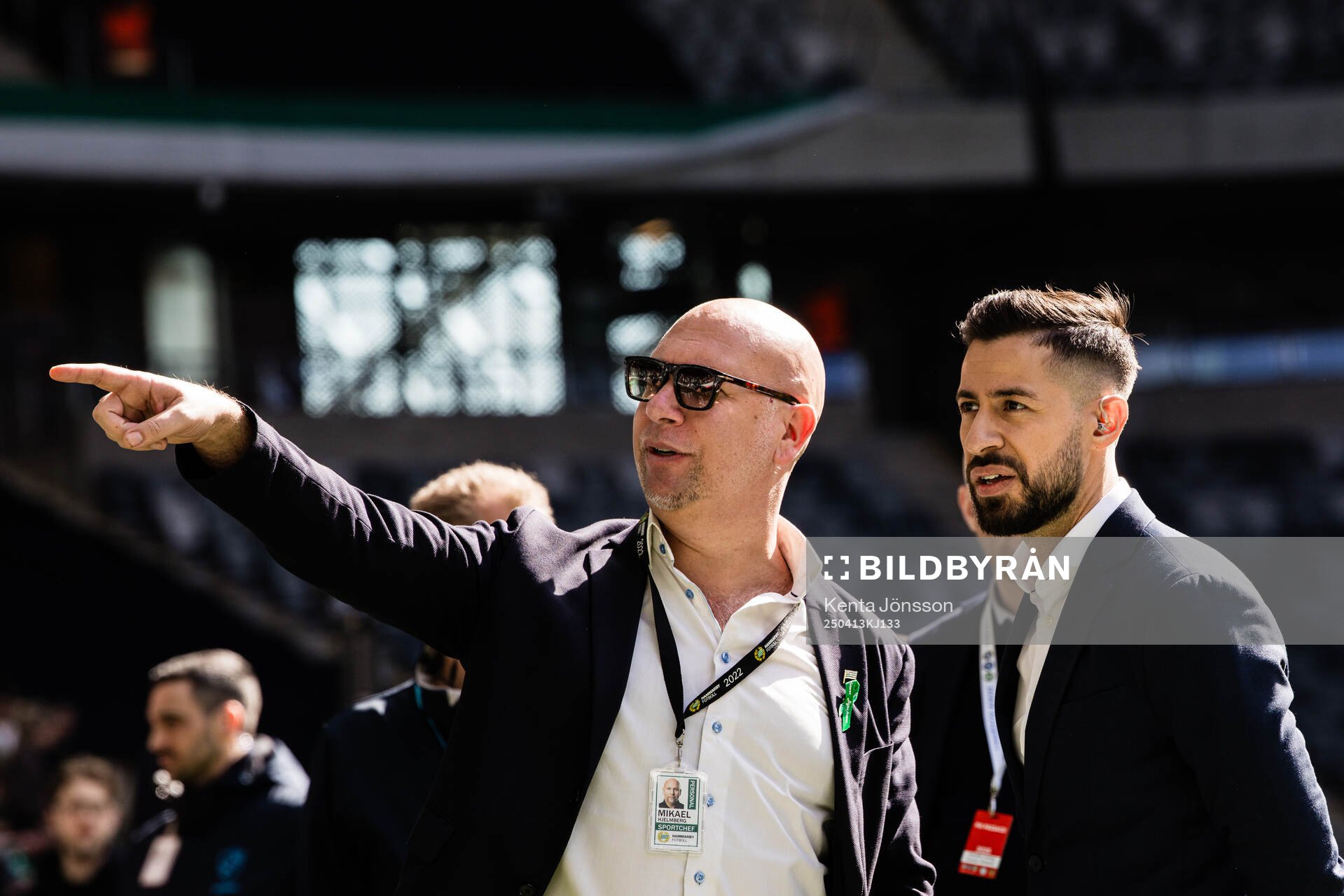 Hammarbys sportchef Mikael Hjelmberg och Max reporter