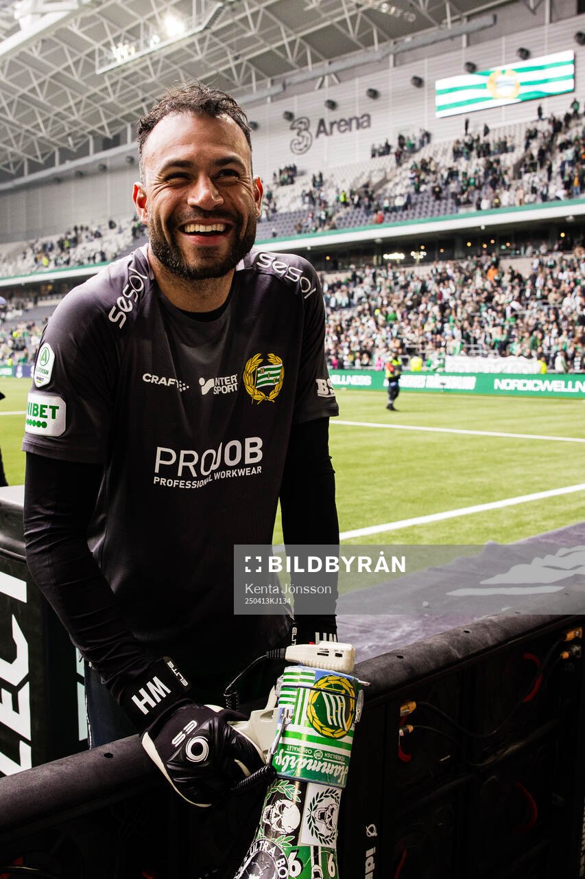 Hammarbys målvakt Warner Hahn jublar efter fotbollsmatchen i Allsvenskan mellan Hammarby och Djurgården den 13 april 2025 i Stockholm. 
