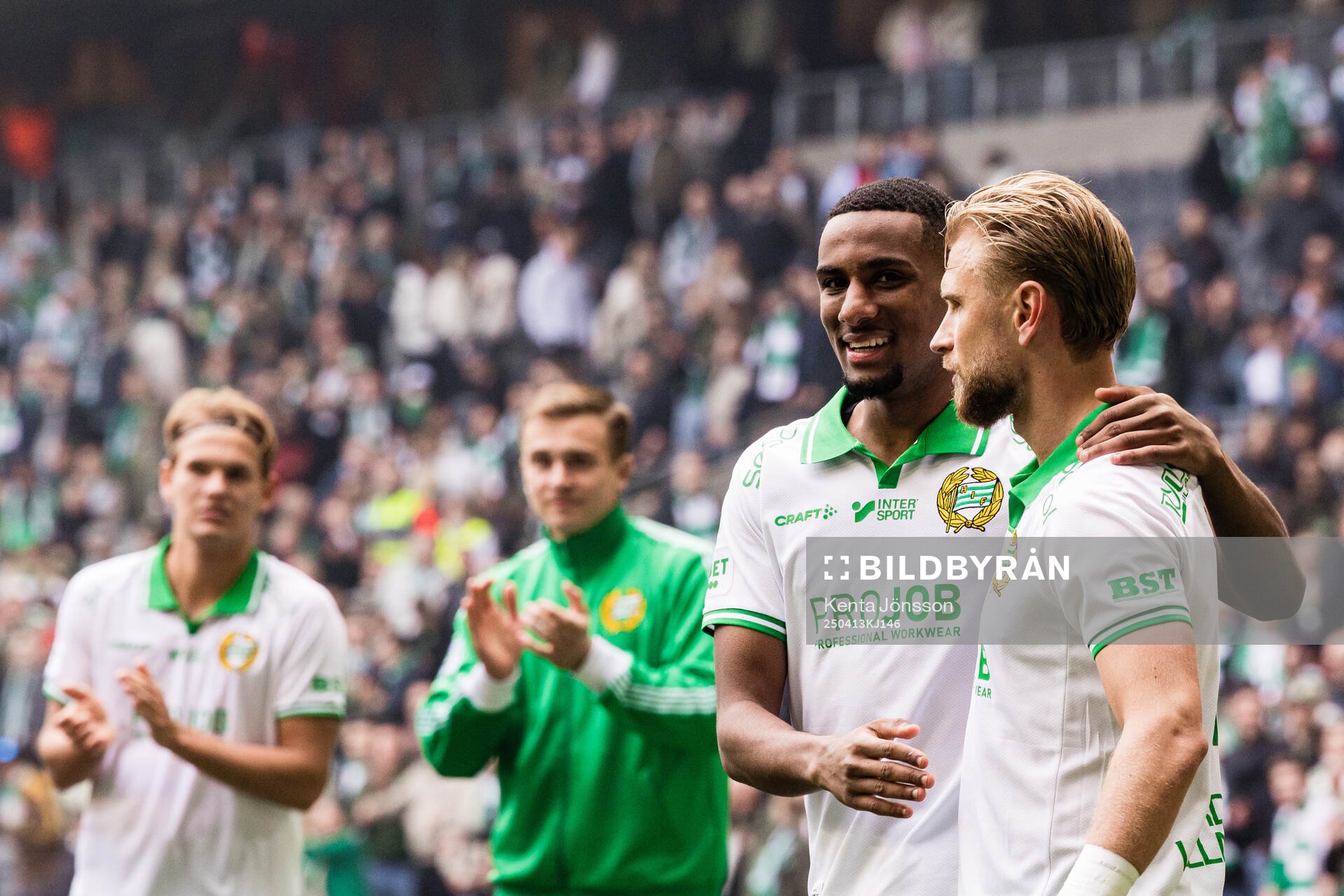 Hammarbys Paulos Abraham ich Simon Strand jublar efter fotbollsmatchen i Allsvenskan mellan Hammarby och Djurgården den 13 april 2025 i Stockholm.