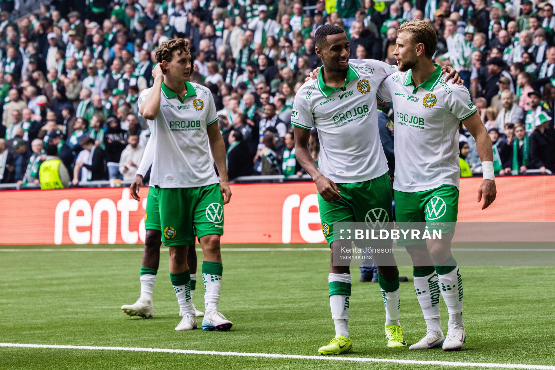Hammarbys Paulos Abraham och Simon Strand jublar efter fotbollsmatchen i Allsvenskan mellan Hammarby och Djurgården den 13 april 2025 i Stockholm.