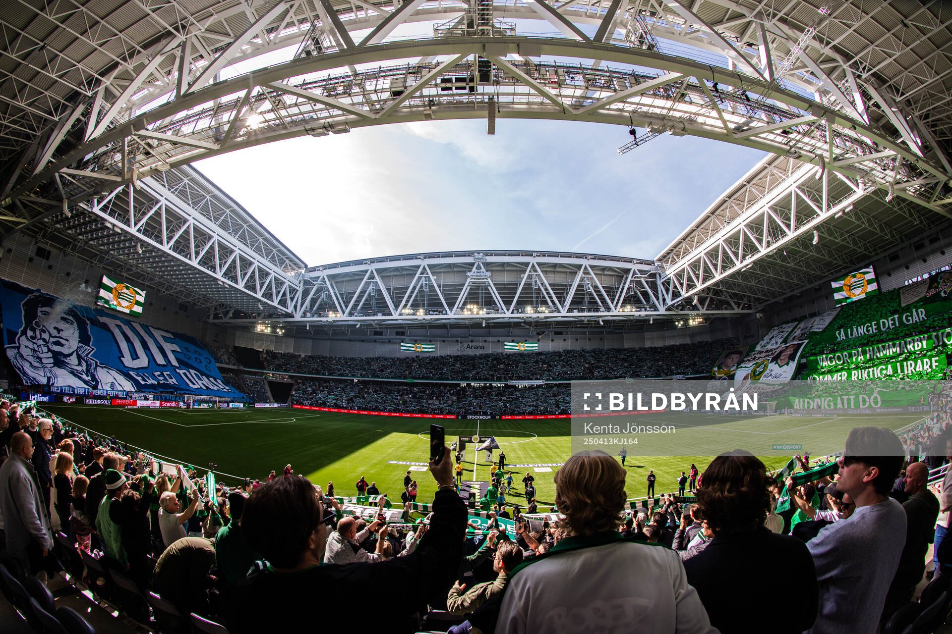 3Arena med tifo av Hammarbys och Djurgårdens supportrar