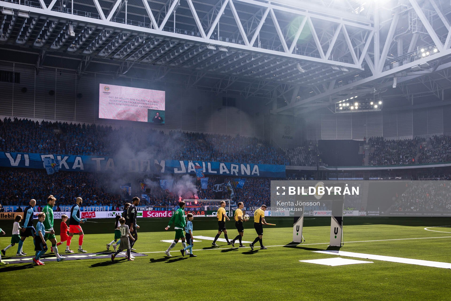 Hammarbys och Djurgårdens spelare gör entré på 3Arena