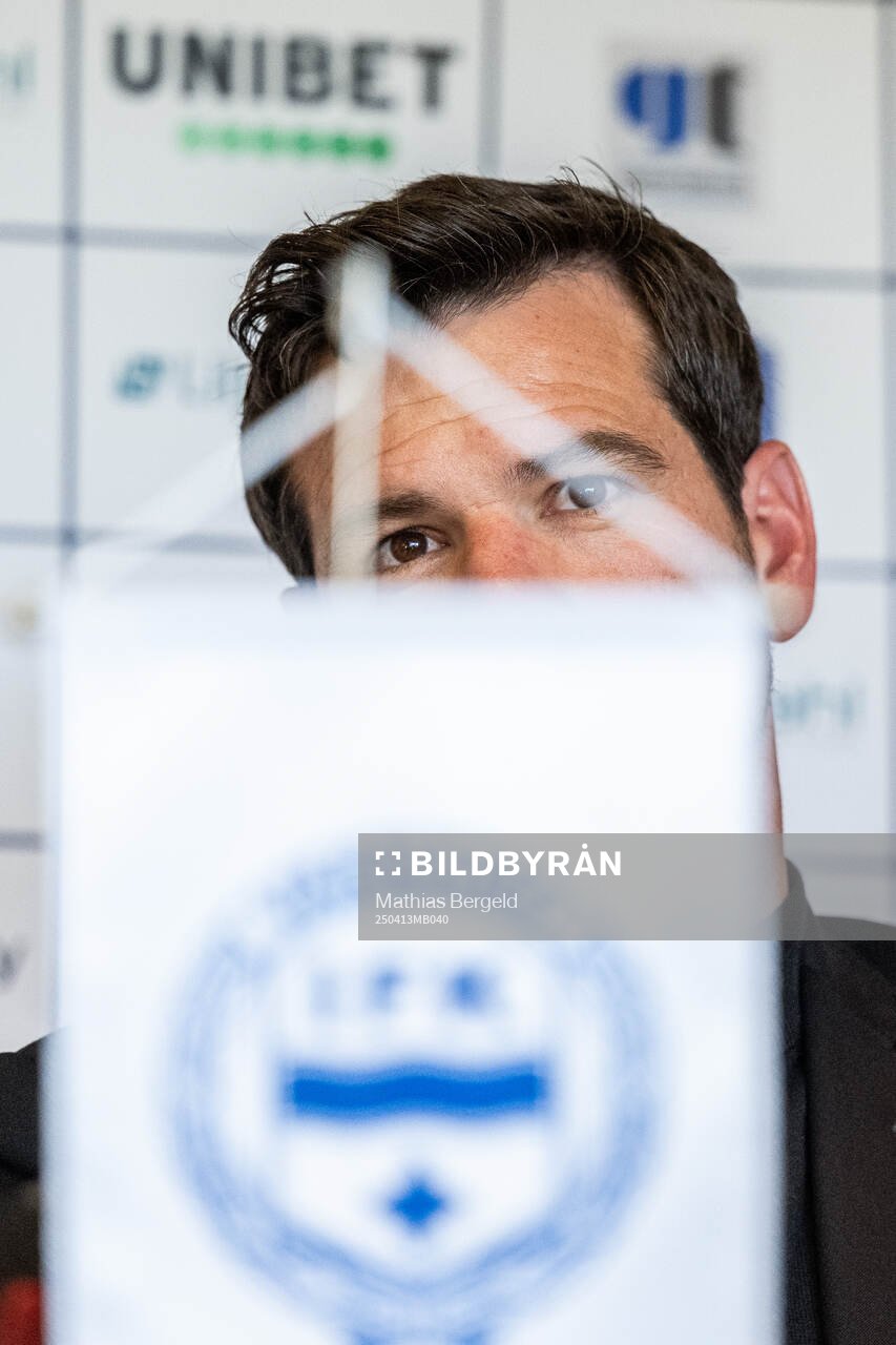 Värnamos tränare Ferran Sibila Pont på presskonferensen