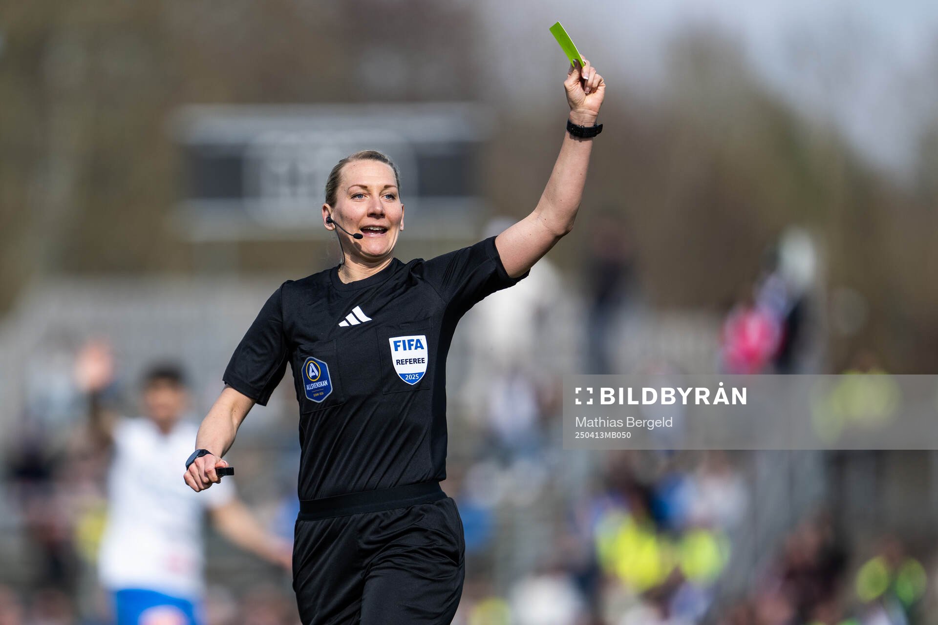 Domare Tess Olofsson visar det gula kortet under fotbollsmatchen i Allsvenskan mellan Värnamo och IFK Göteborg den 13 april 2025 i Värnamo.