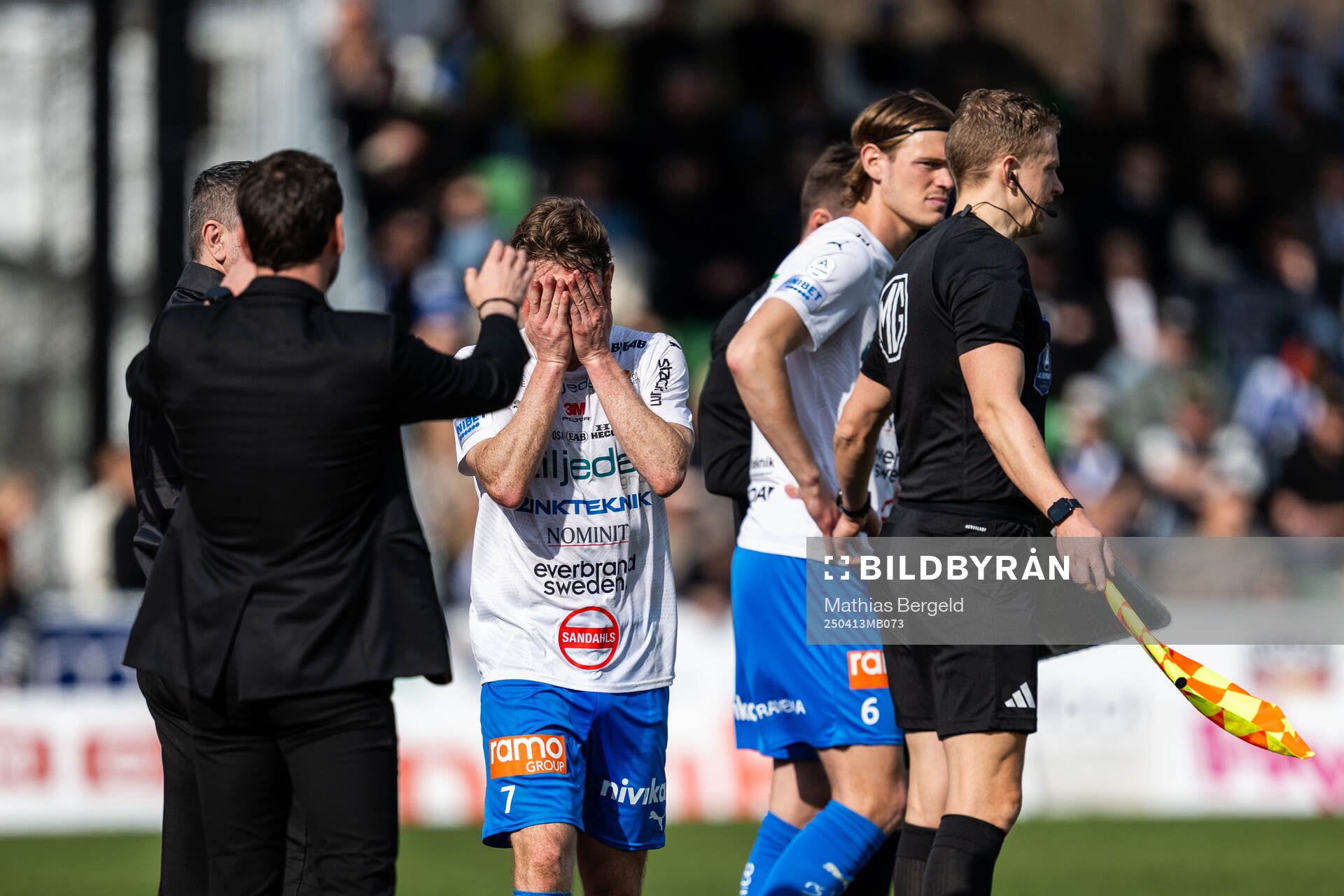 Värnamos Carl Johansson deppar när han byts ut