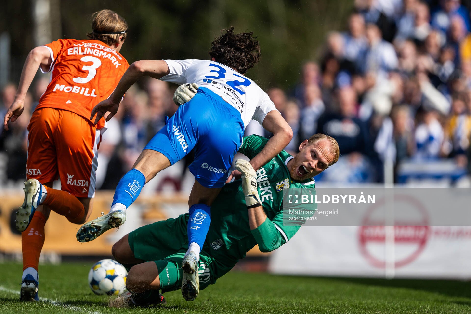 IFK Göteborgs August Erlingmark och målvakt Pontus Dahlberg i kamp med Värnamos Kenan Bilalovic under fotbollsmatchen i Allsvenskan mellan Värnamo och IFK Göteborg den 13 april 2025 i Värnamo.