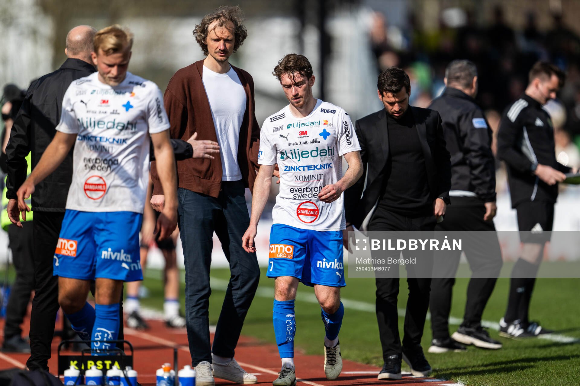 Värnamos tränare Robin Asterhed, Carl Johansson och tränare Ferran Sibila Pont under fotbollsmatchen i Allsvenskan mellan Värnamo och IFK Göteborg den 13 april 2025 i Värnamo.