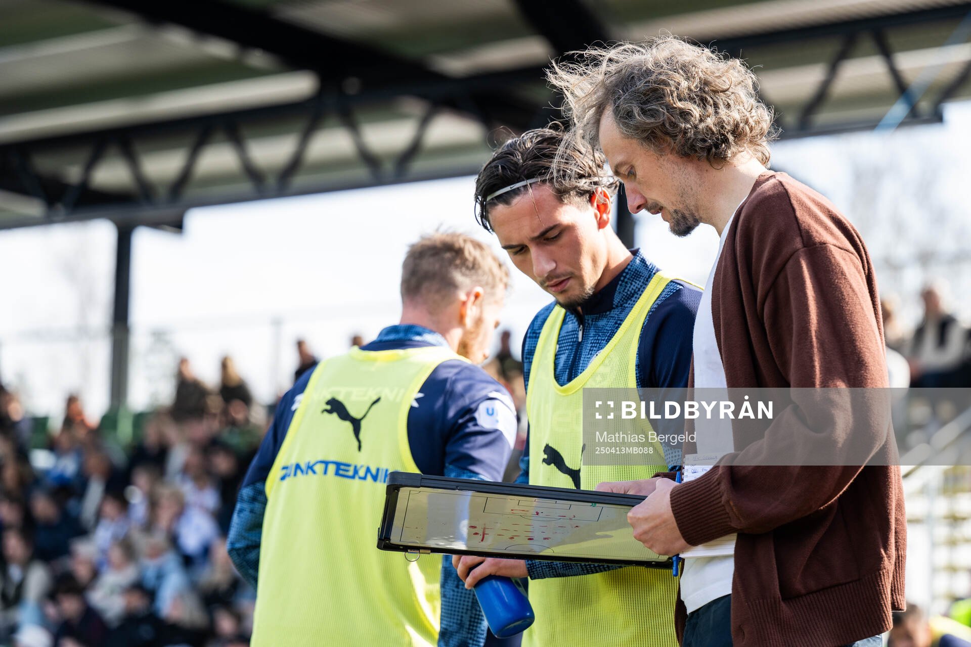 Värnamos Kenan Bilalovic får instruktioner av tränare