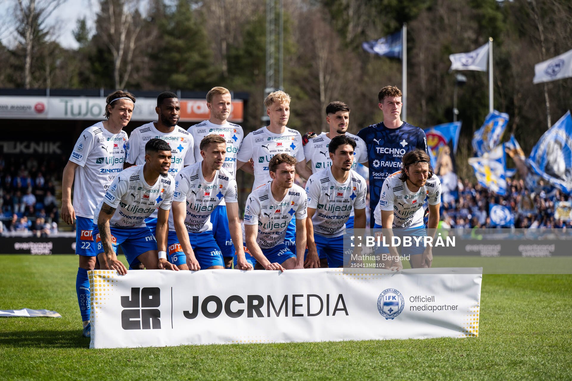Värnamos startelva poserar för en bild inför fotbollsmatchen i Allsvenskan mellan Värnamo och IFK Göteborg den 13 april 2025 i Värnamo. Översta raden från vänster: Simon Thern, Johnbosco Samuel Kalu, Johan Rapp, Victor Larsson, Emin Grozdanic och målvakt Viktor Andersson. Nedersta raden från vänster: Luke Le Roux, Albin Lohikangas, Carl Johansson, Mohammad Alsalkhadi och Axel Björnström.