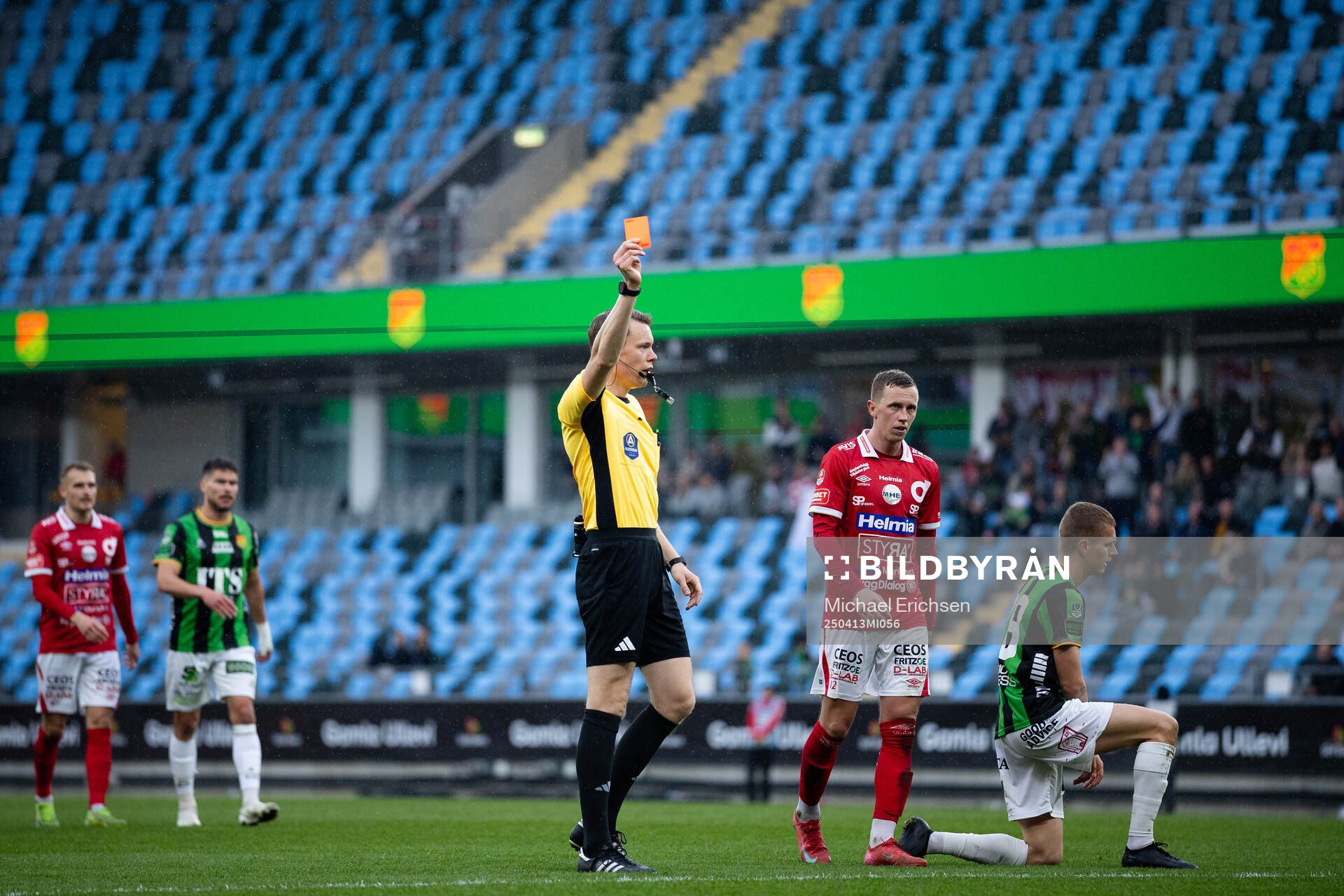 Domare Oscar Johnson delar ut ett rött kort till Degerfors