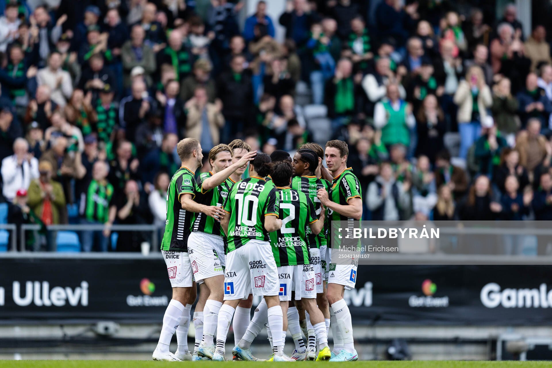 GAIS Axel Henriksson jublar med lagkamrater