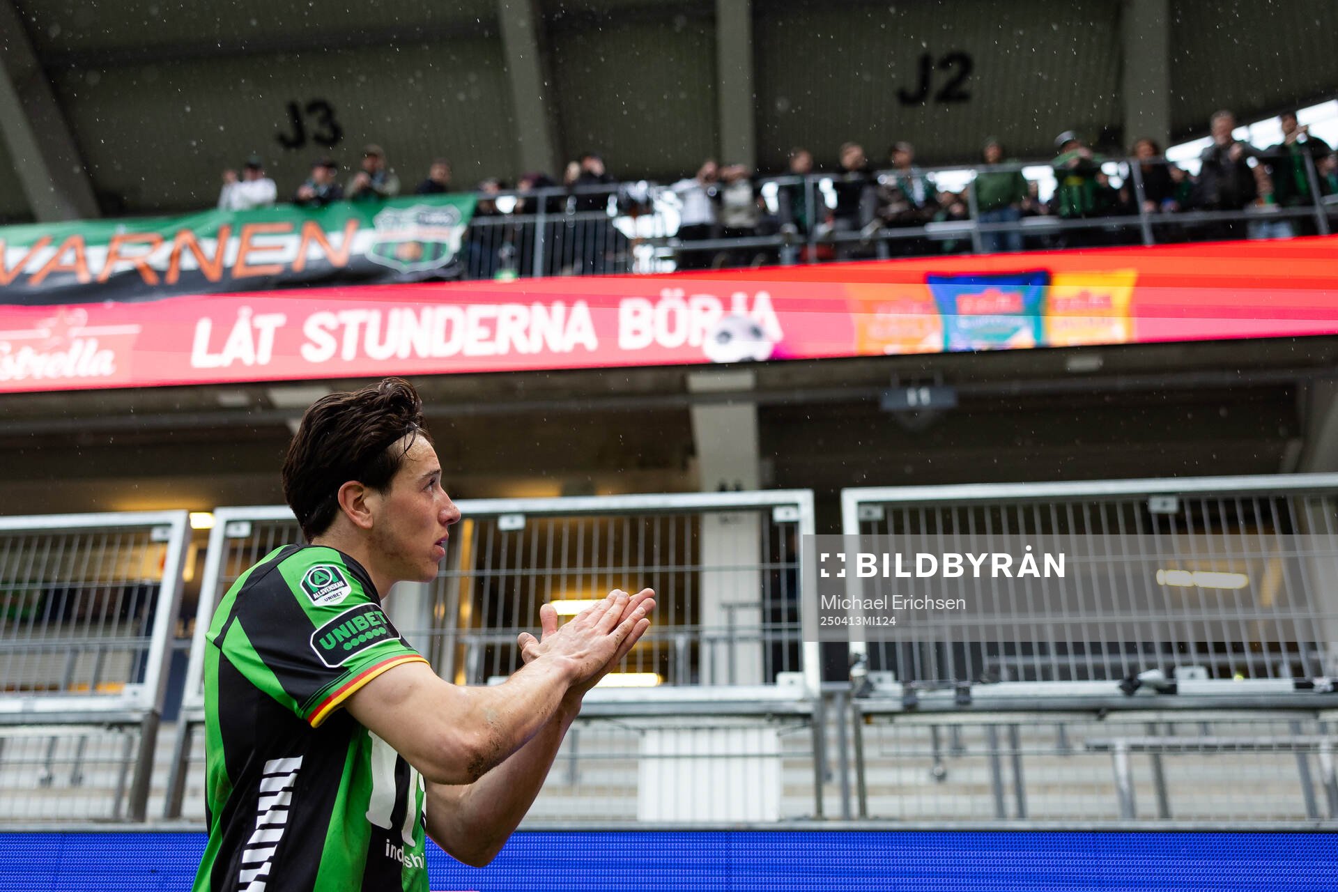 GAIS Matteo de Brienne tackar publiken när han blir utbytt under fotbollsmatchen i Allsvenskan mellan GAIS och Degerfors den 13 april 2025 i Göteborg.