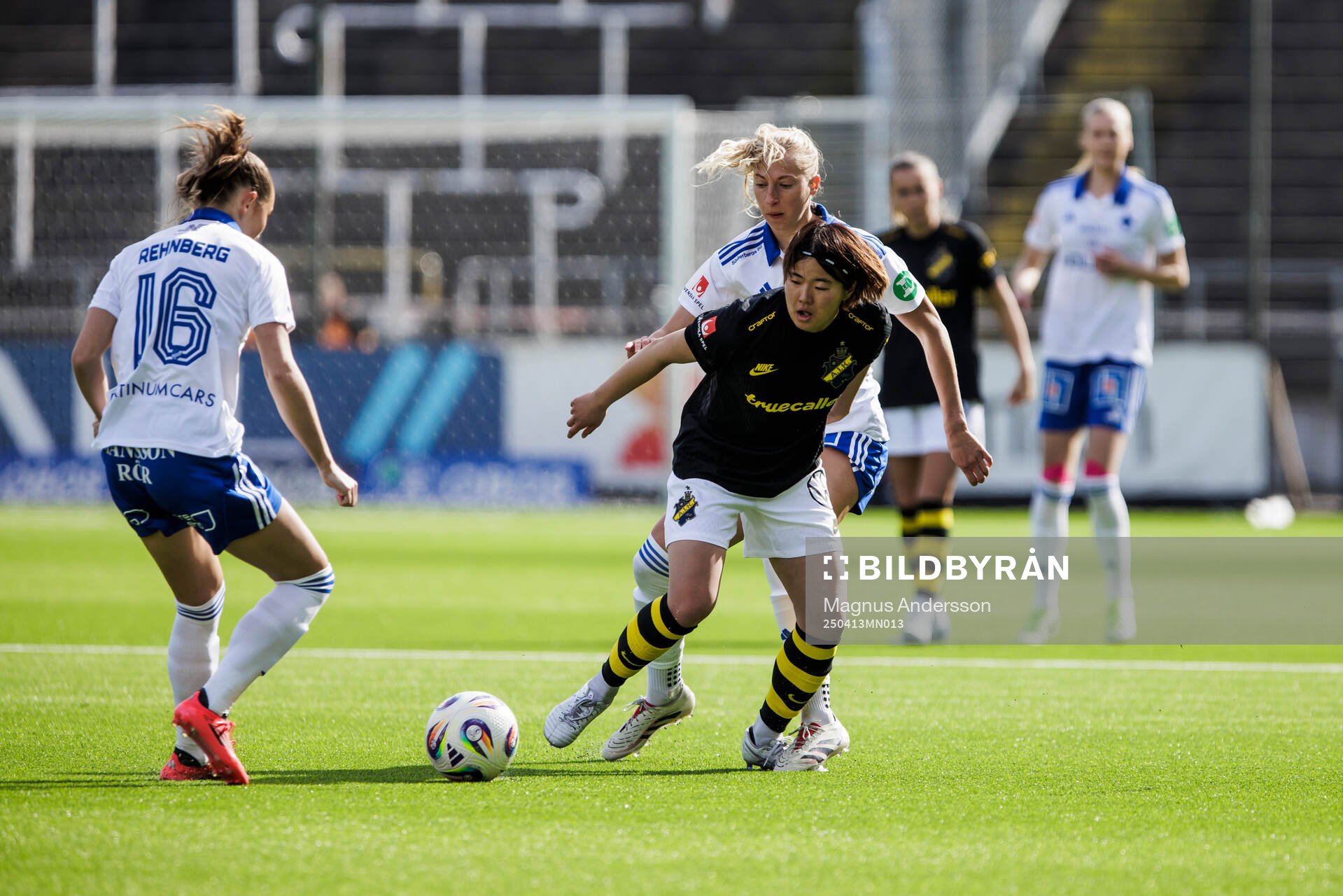 AIKs Haruna Tabata och IFK Norrköpings Samantha Cary