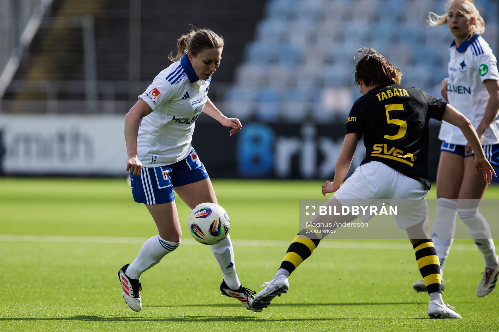 IFK Norrköpings Fanny Andersson och AIKs Haruna Tabata under fotbollsmatchen i Damallsvenskan mellan IFK Norrköping och AIK den 13 april 2025 i Norrköping. 