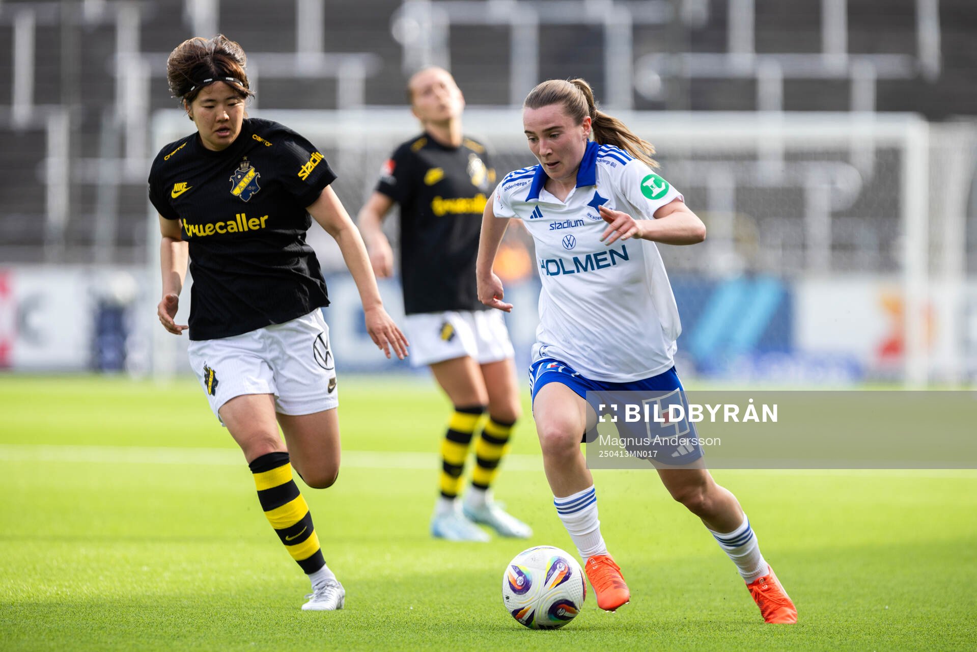 AIKs Haruna Tabata och IFK Norrköpings Carrie Jones
