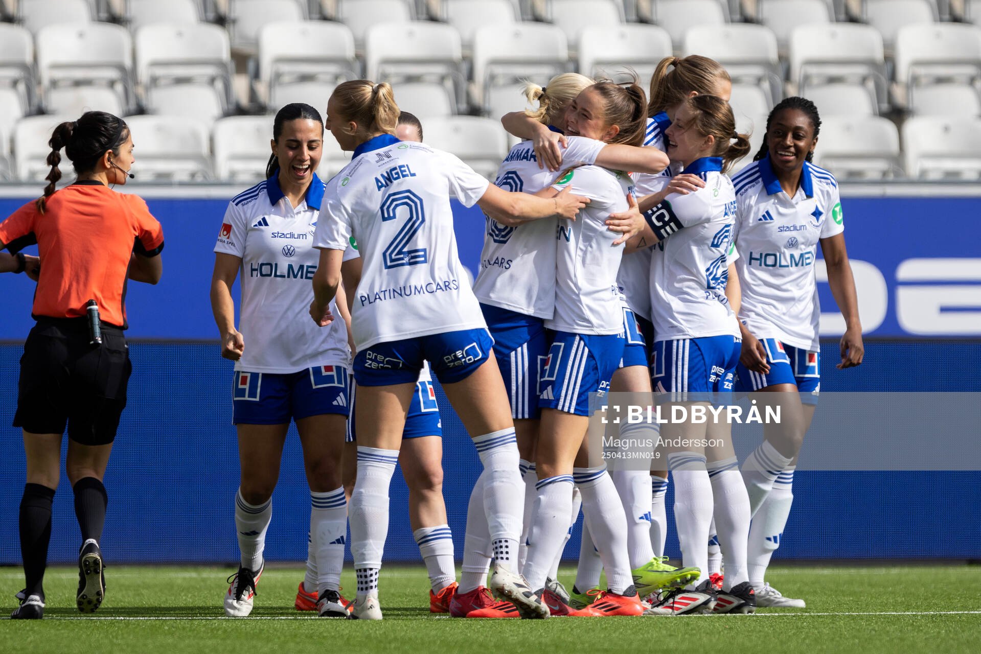 IFK Norrköpings Svea Rehnberg jublar med lagkamrater