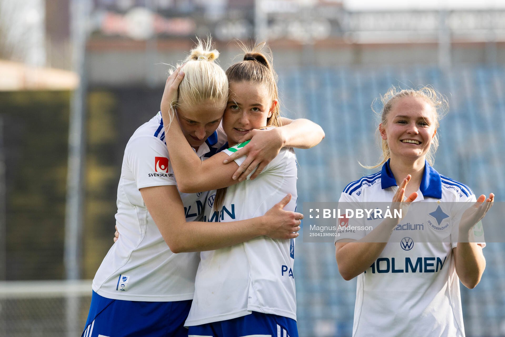 IFK Norrköpings Wilma Leidhammar, Svea Rehnberg och Dana Leskinen jublar efter fotbollsmatchen i Damallsvenskan mellan IFK Norrköping och AIK den 13 april 2025 i Norrköping.