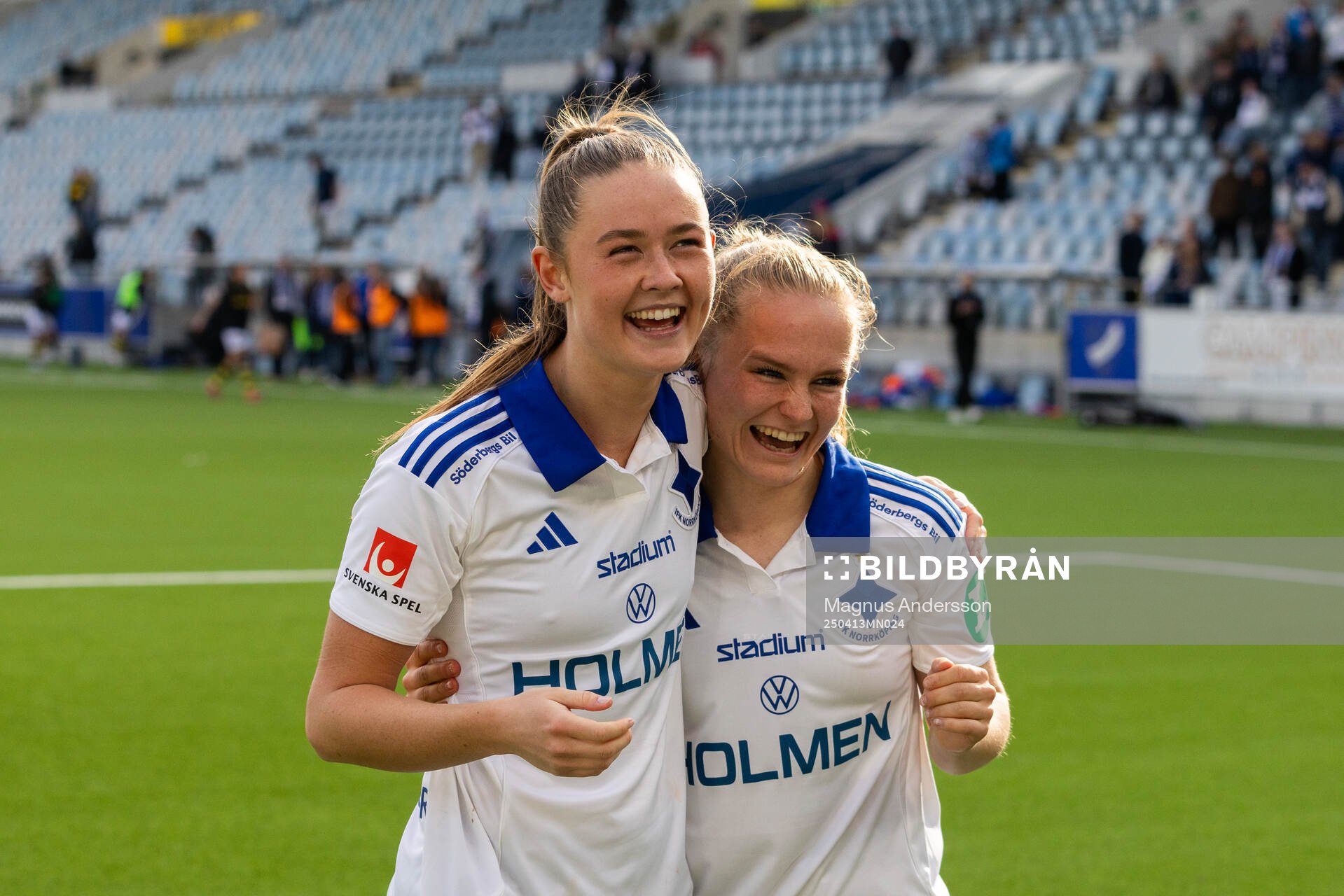 IFK Norrköpings Svea Rehnberg och Dana Leskinen jublar