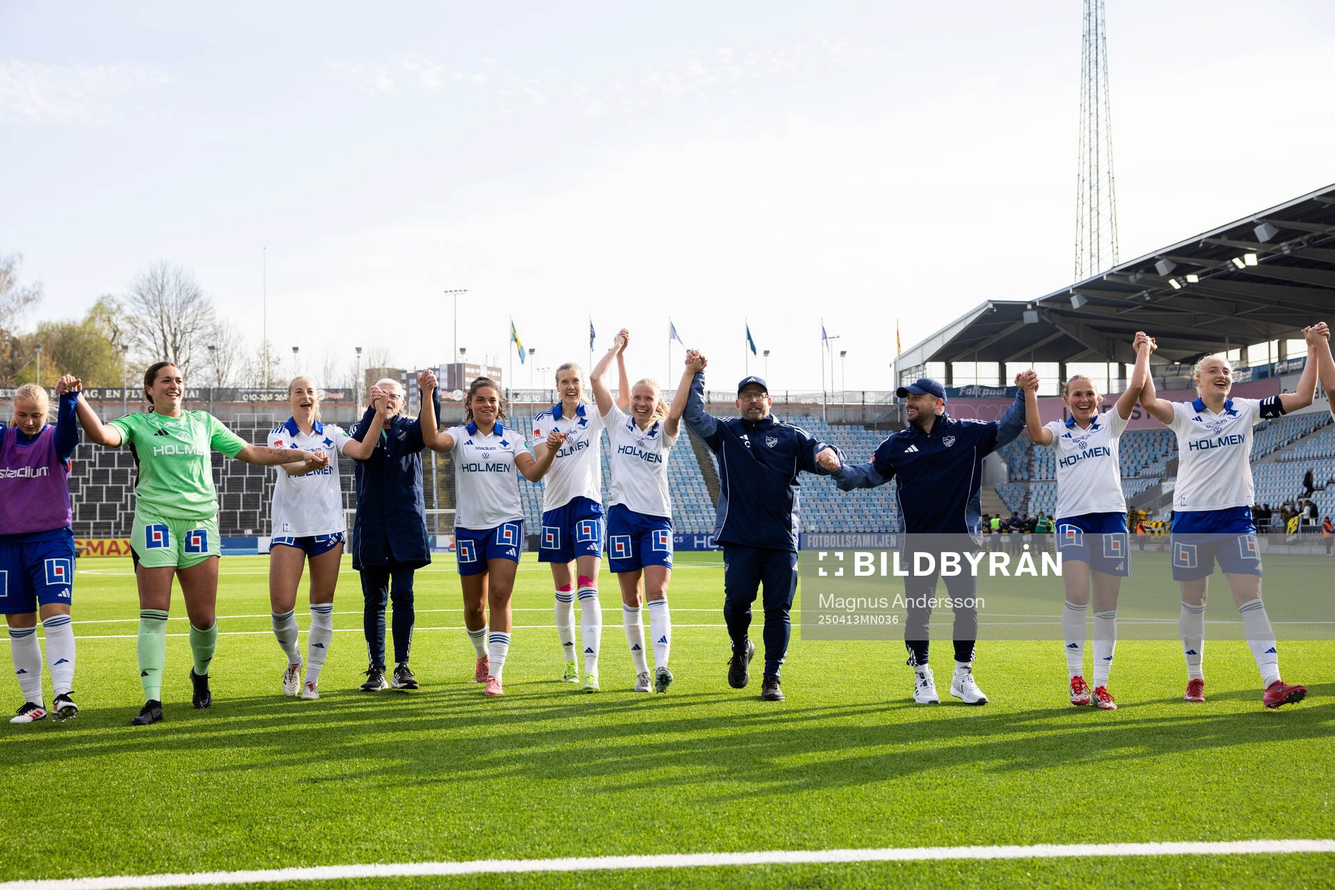 IFK Norrköpings spelare jublar efter fotbollsmatchen i Damallsvenskan mellan IFK Norrköping och AIK den 13 april 2025 i Norrköping.