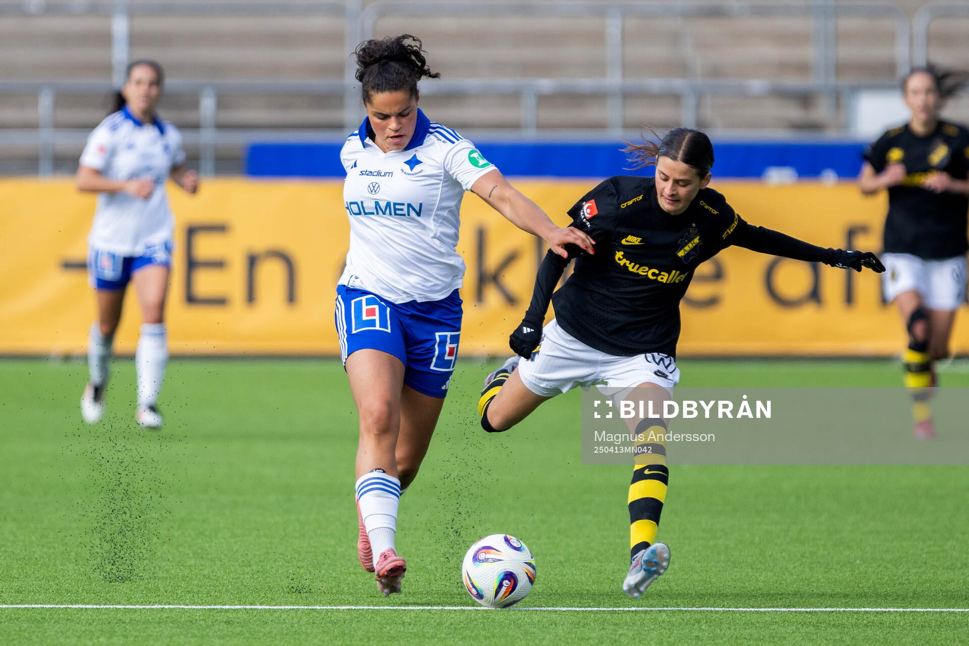 IFK Norrköpings Jada Conijnenberg och AIKs Signe Carstens