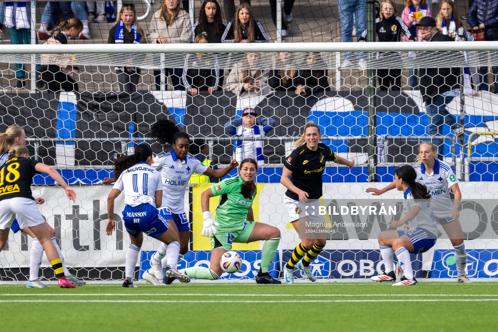 IFK Norrköpings Maya Aliyah Antoine och målvakt Caroline