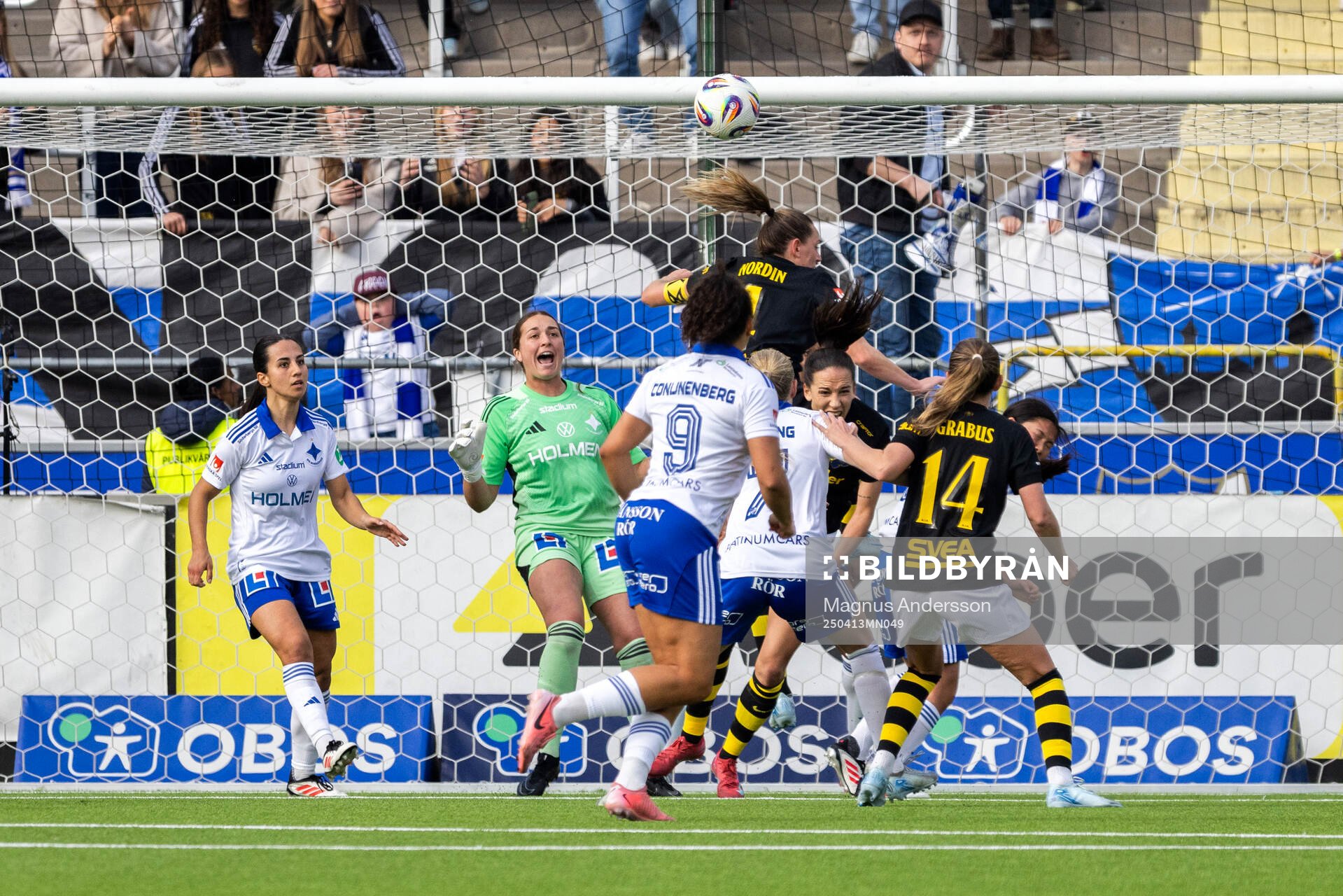 IFK Norrköpings målvakt Caroline Delisle under fotbollsmatchen i Damallsvenskan mellan IFK Norrköping och AIK den 13 april 2025 i Norrköping. 