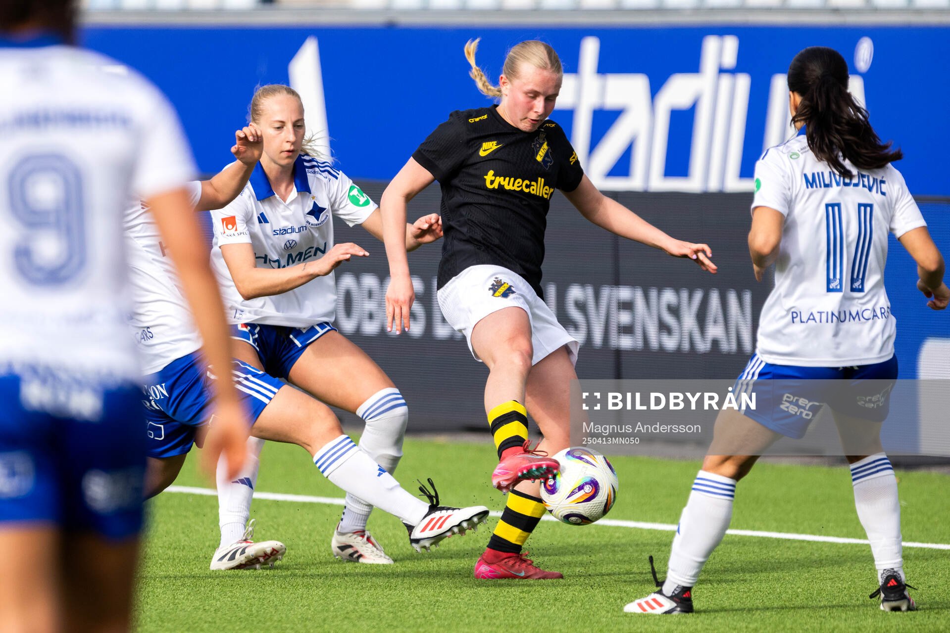 IFK Norrköpings Samantha Cary och AIKs Nova Selin