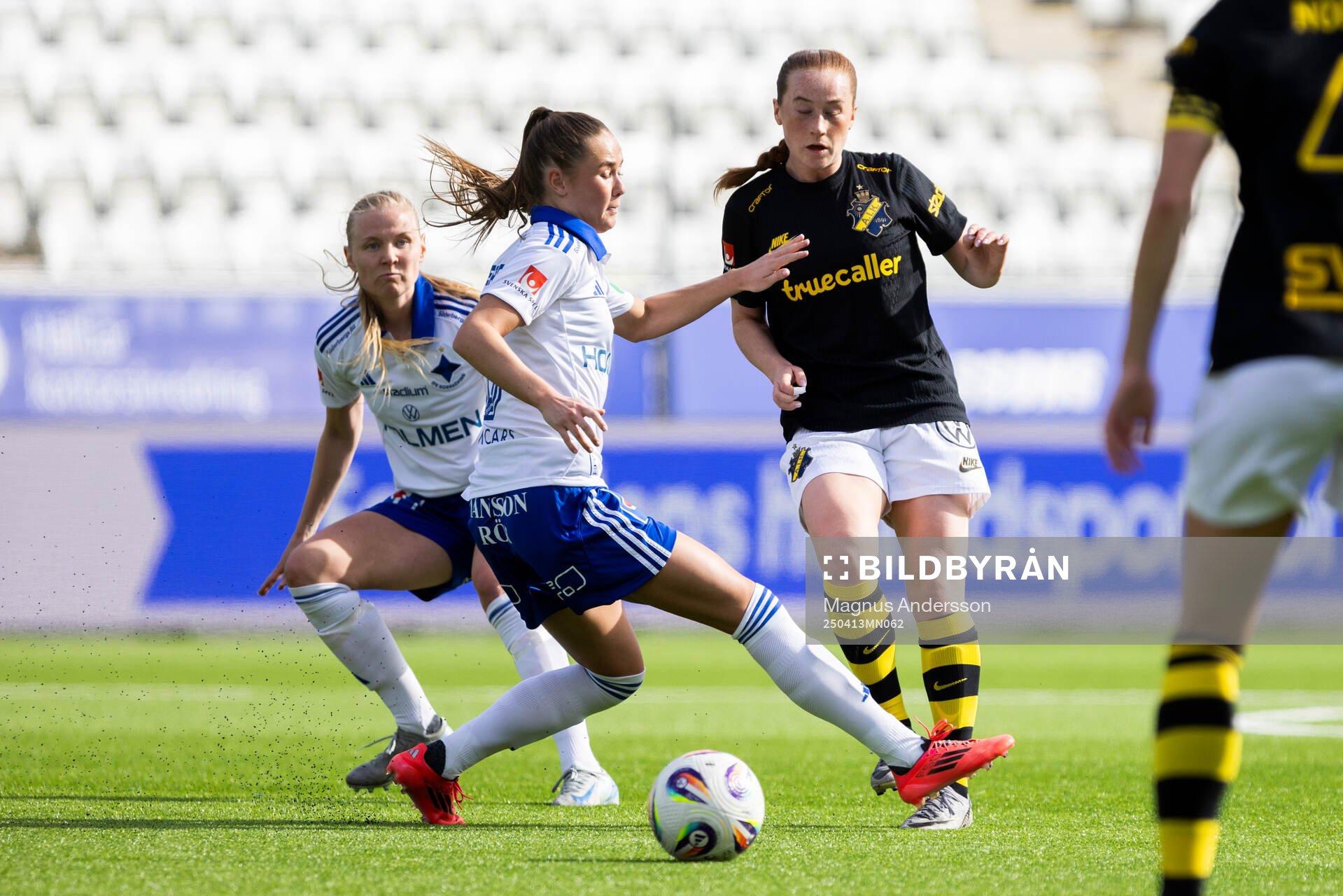 IFK Norrköpings Svea Rehnberg och AIKs Ella Reidy