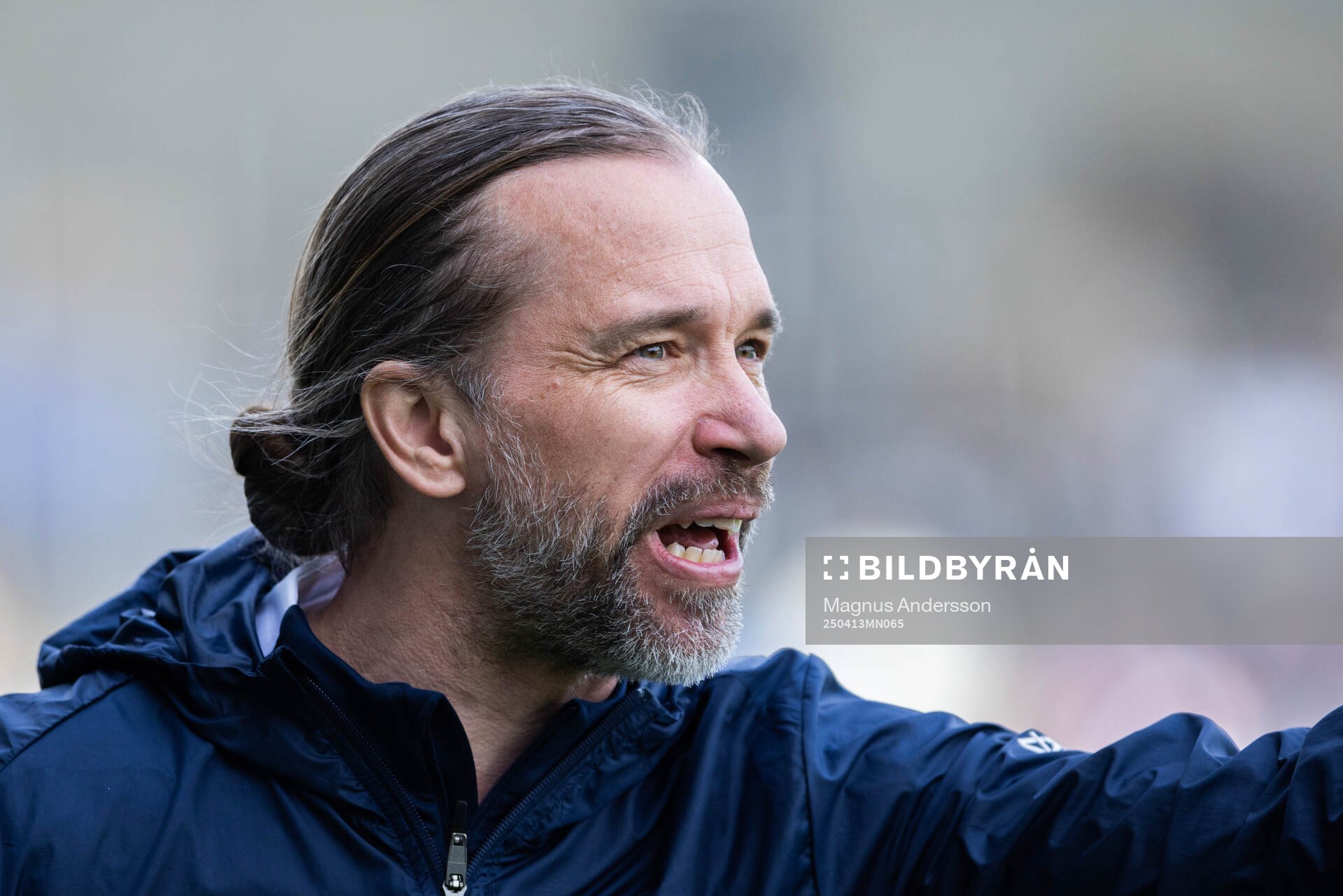 AIKs tränare Lukas Syberyjski under fotbollsmatchen i Damallsvenskan mellan IFK Norrköping och AIK den 13 april 2025 i Norrköping. 