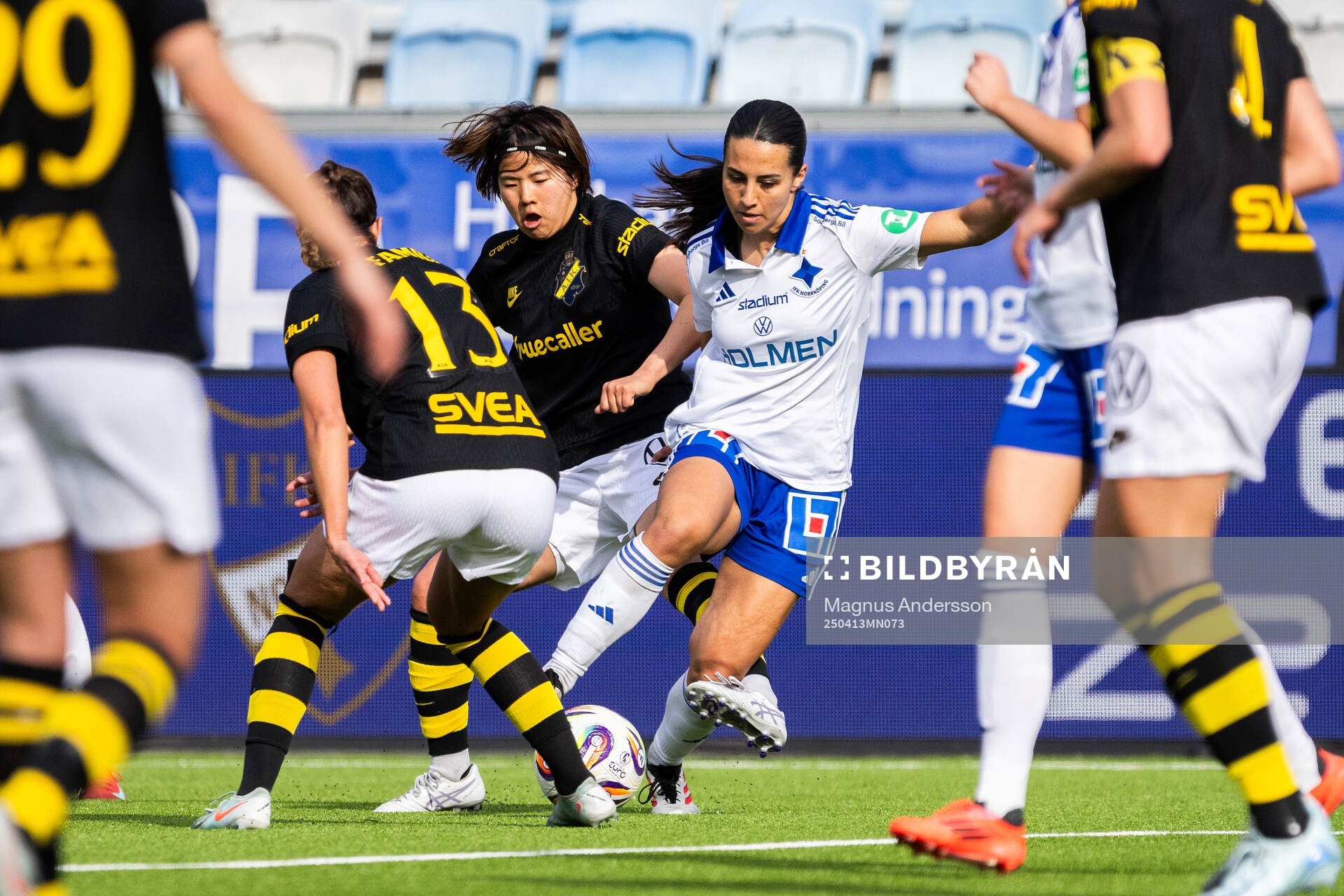 AIKs Haruna Tabata och IFK Norrköpings Vesna Milivojevic