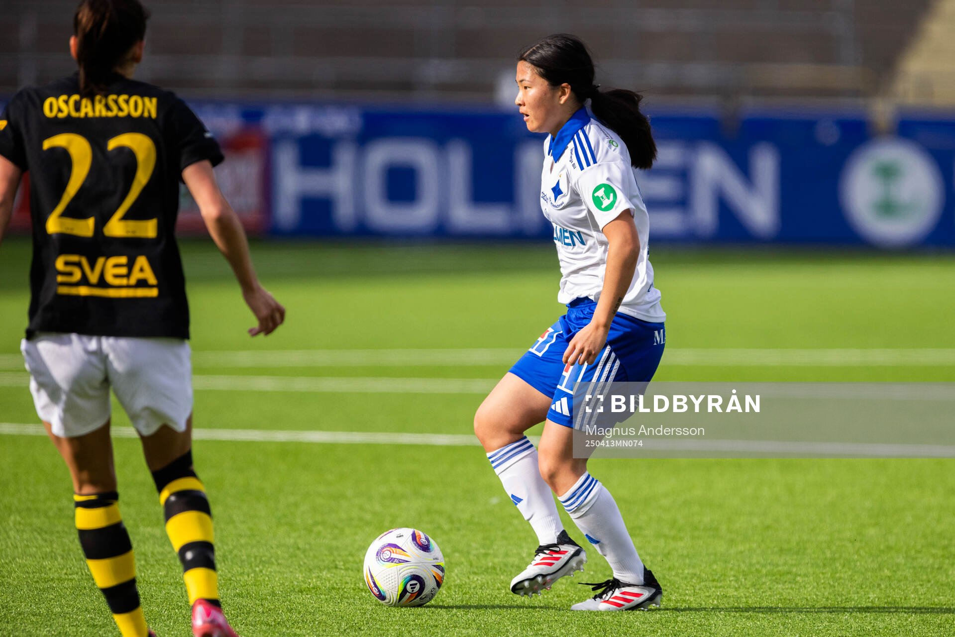 IFK Norrköpings Viktoria Veber under fotbollsmatchen i Damallsvenskan mellan IFK Norrköping och AIK den 13 april 2025 i Norrköping.