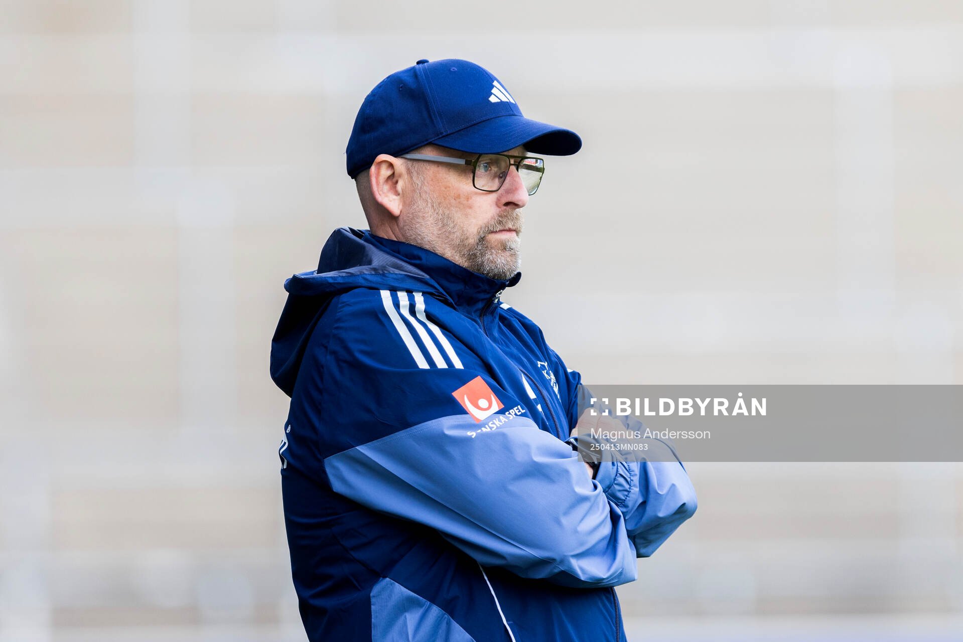 IFK Norrköpings tränare Stellan Carlsson under fotbollsmatchen i Damallsvenskan mellan IFK Norrköping och AIK den 13 april 2025 i Norrköping.