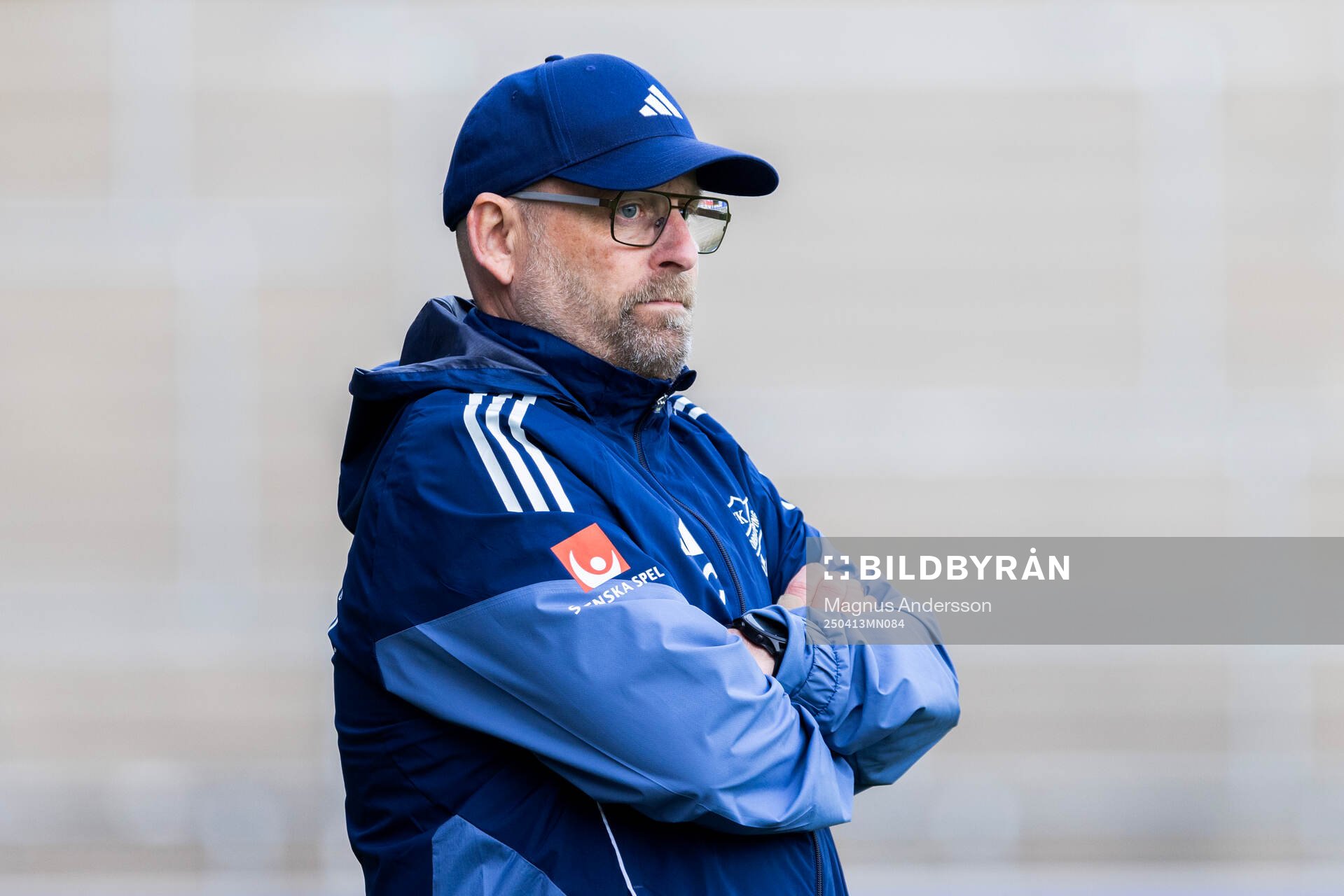 IFK Norrköpings tränare Stellan Carlsson under fotbollsmatchen i Damallsvenskan mellan IFK Norrköping och AIK den 13 april 2025 i Norrköping.
